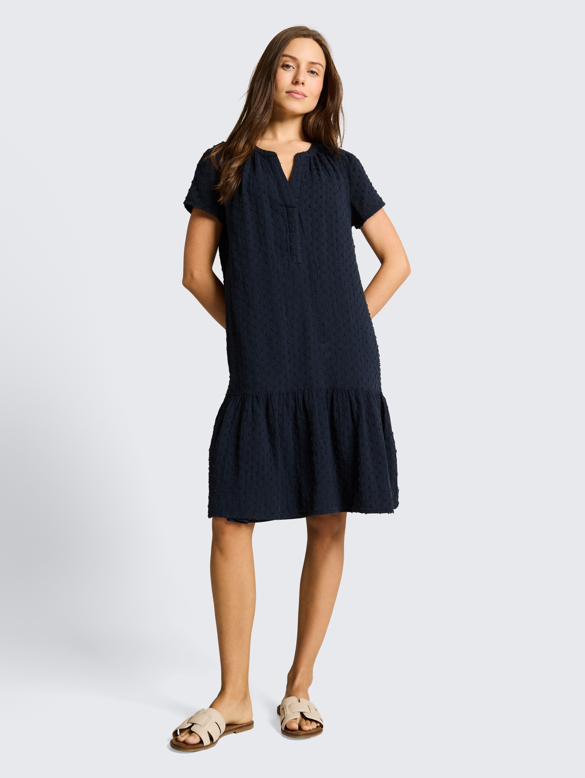 Musselin Kleid mit gepunkteter Struktur - sky captain blue - Model-Vorderansicht