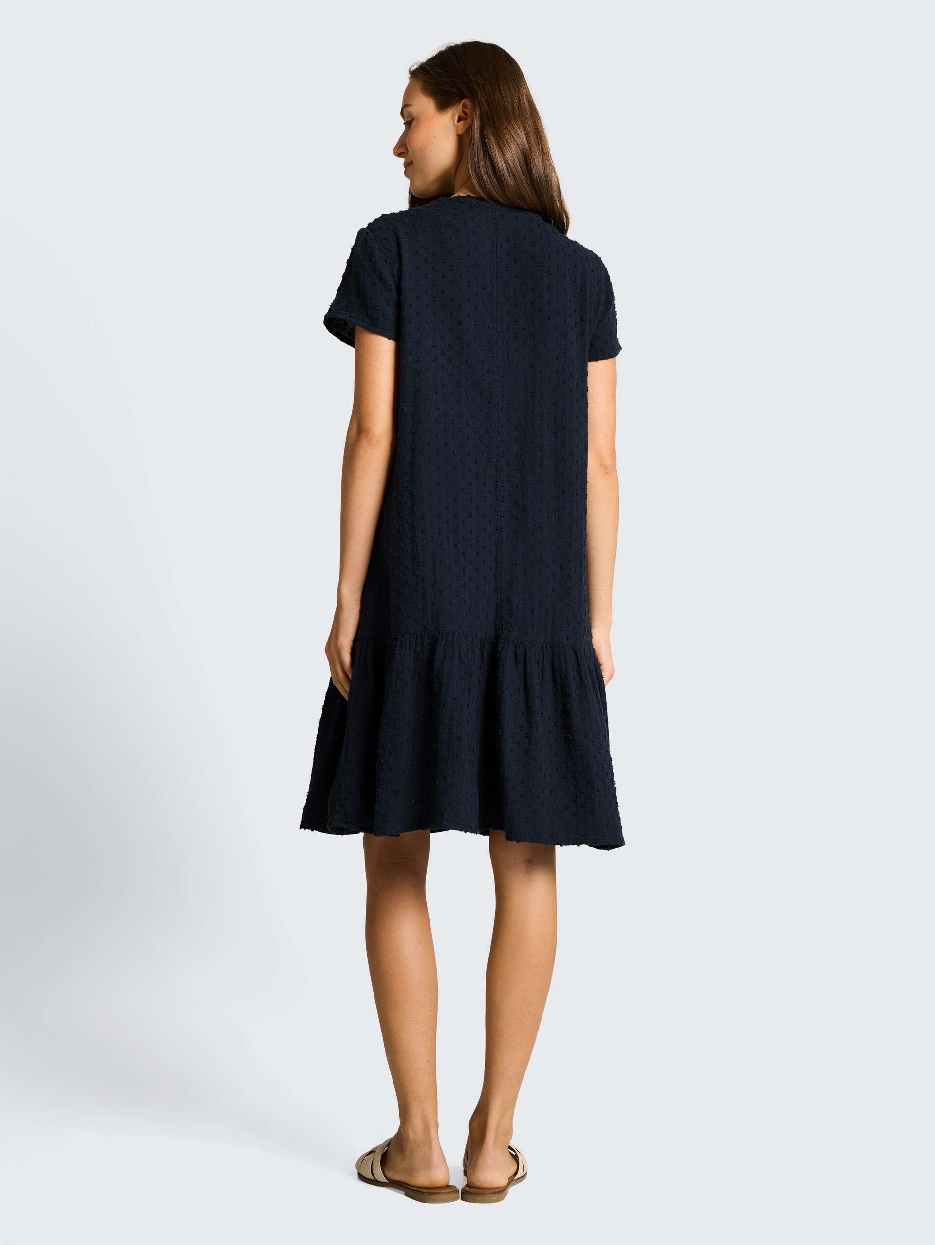 Musselin Kleid mit gepunkteter Struktur - sky captain blue - Model-Rückansicht