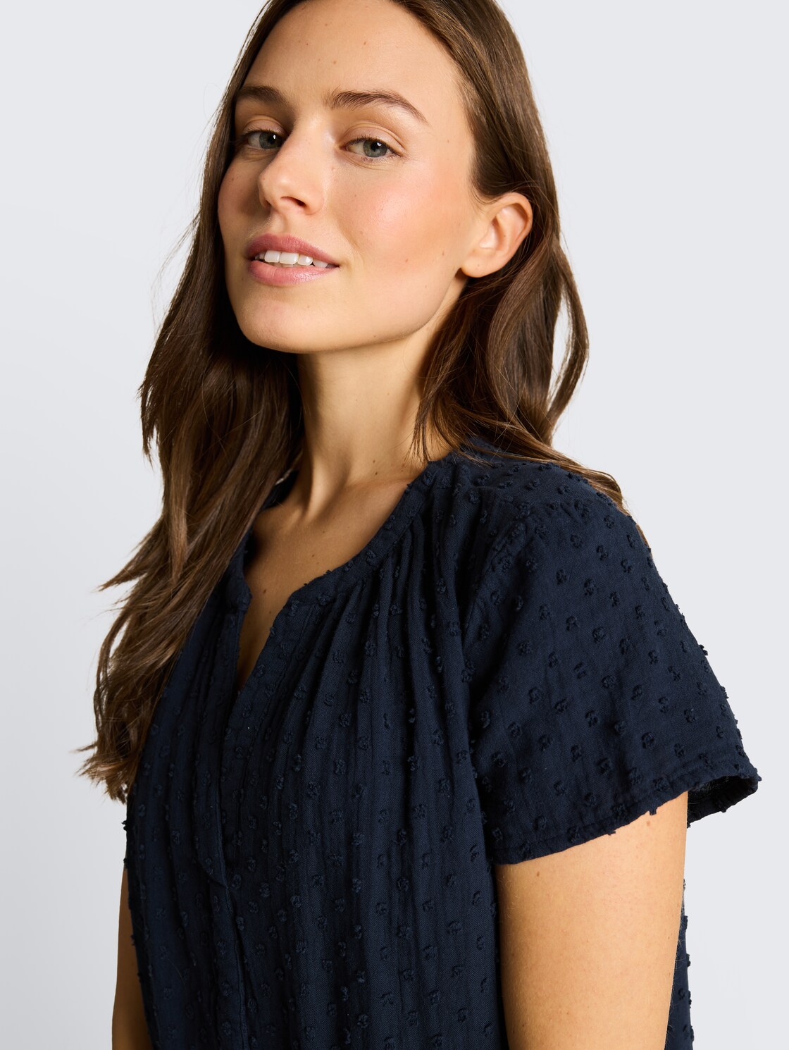 Musselin Kleid mit gepunkteter Struktur - sky captain blue - Detail-Model-Ansicht