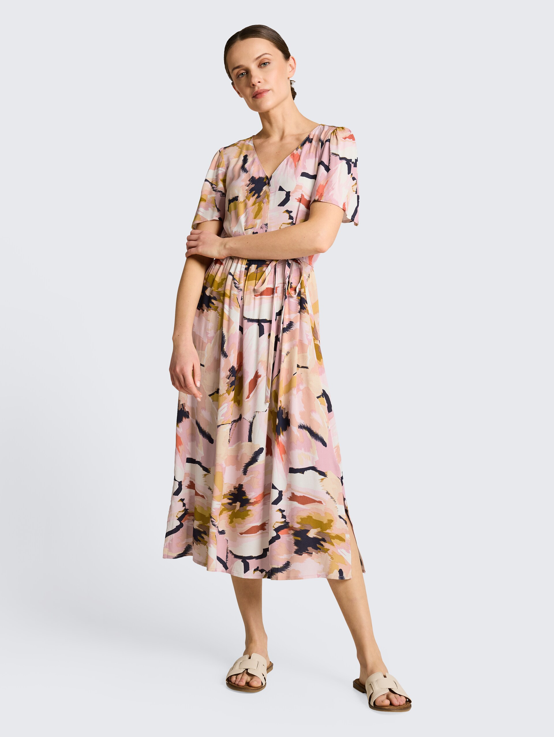 Midi-Kleid mit Muster - big abstract flower print - Model-Vorderansicht