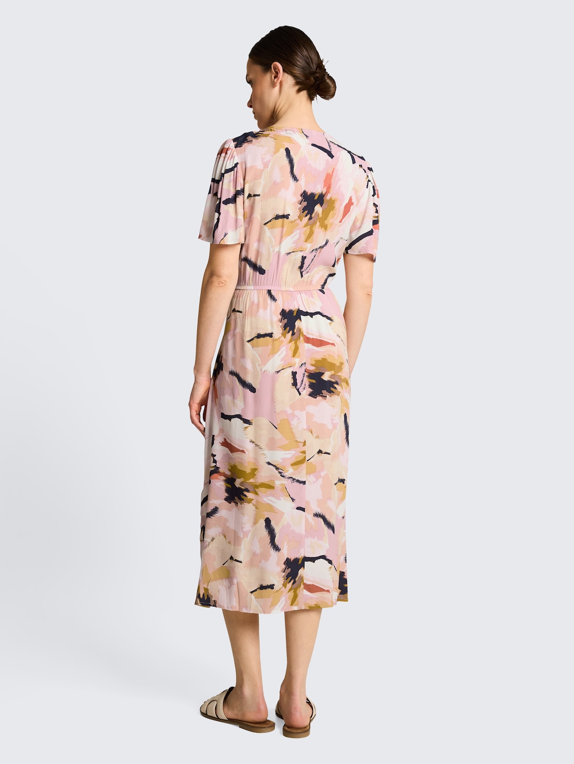 Midi-Kleid mit Muster - big abstract flower print - Model-Rückansicht