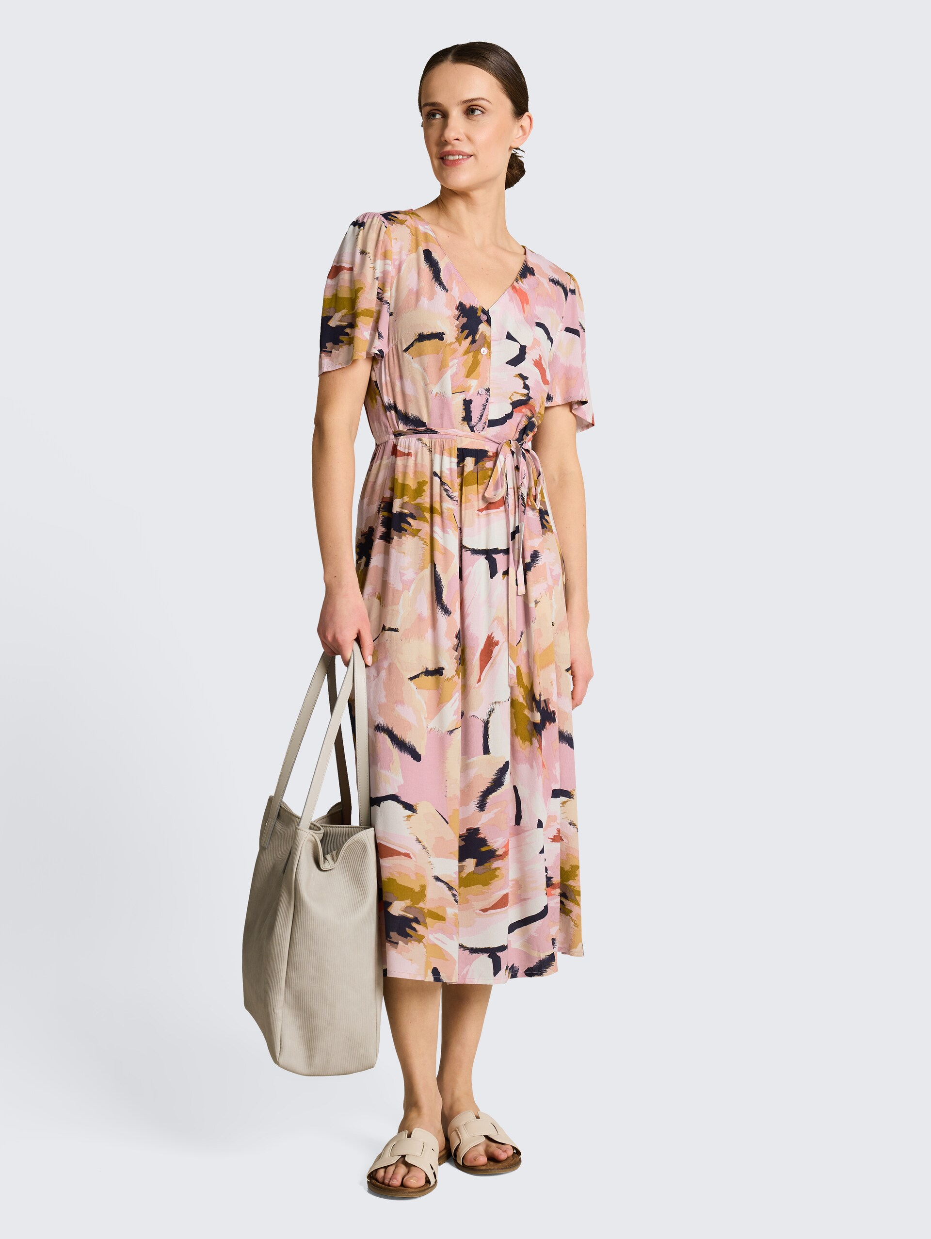 Midi-Kleid mit Muster - big abstract flower print - seitliche Model-Ansicht