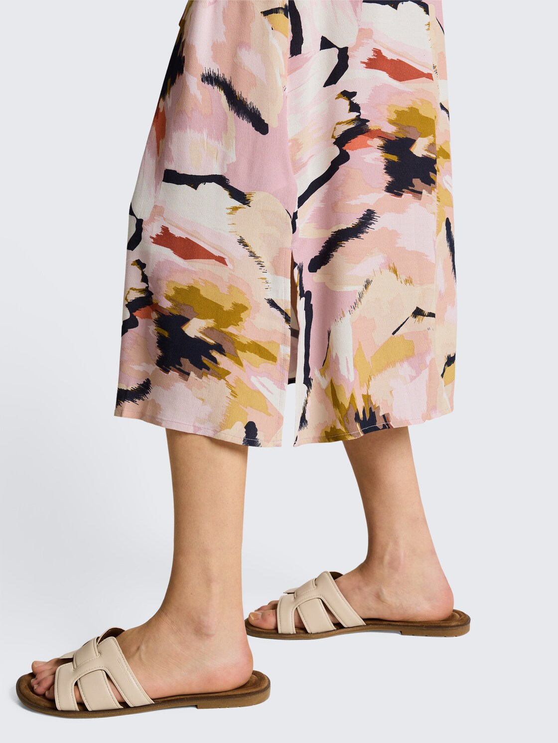 Midi-Kleid mit Muster - big abstract flower print - Detail-Model-Ansicht