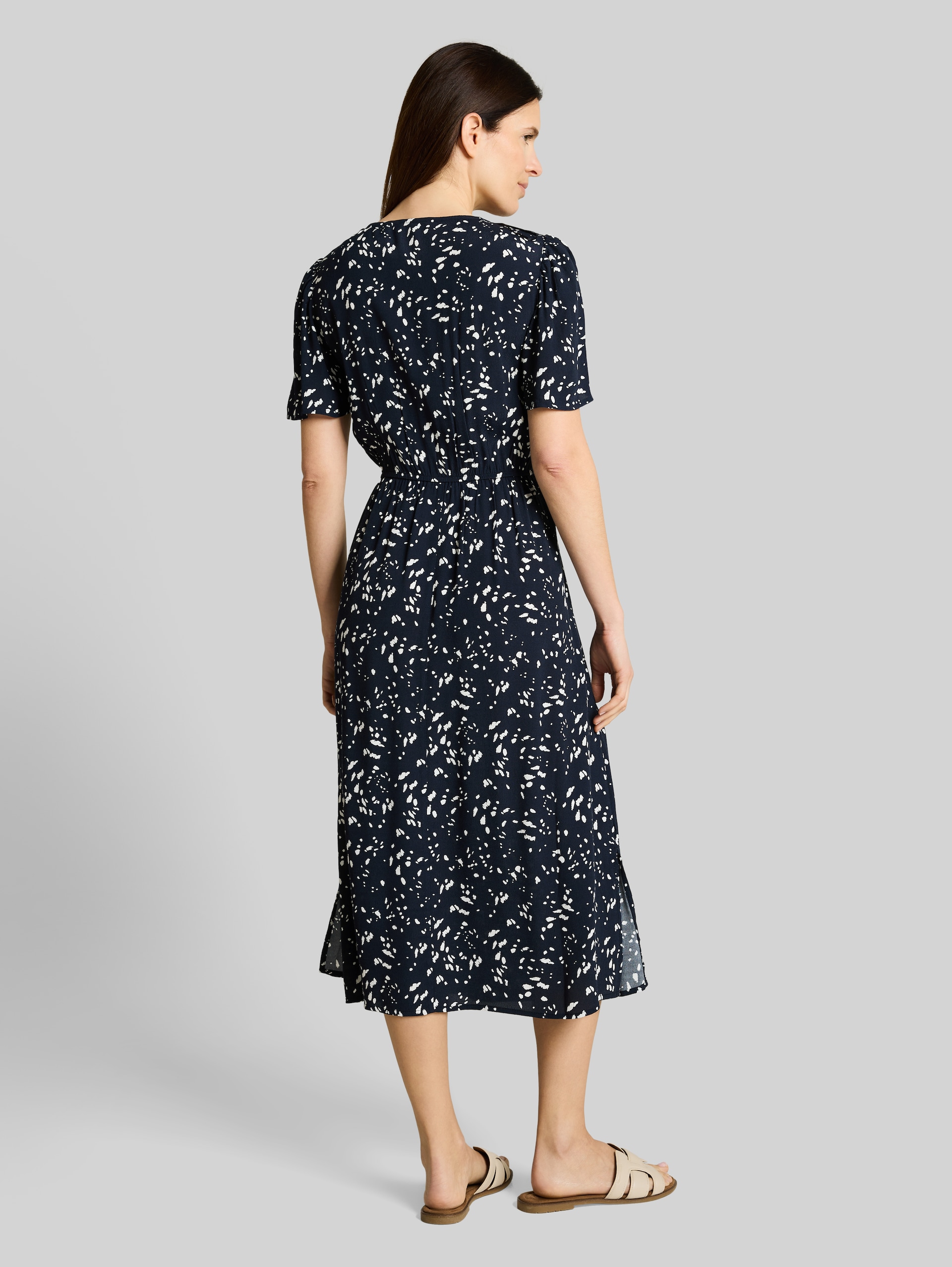 Midi-Kleid mit Muster - navy dot - Model-Rückansicht