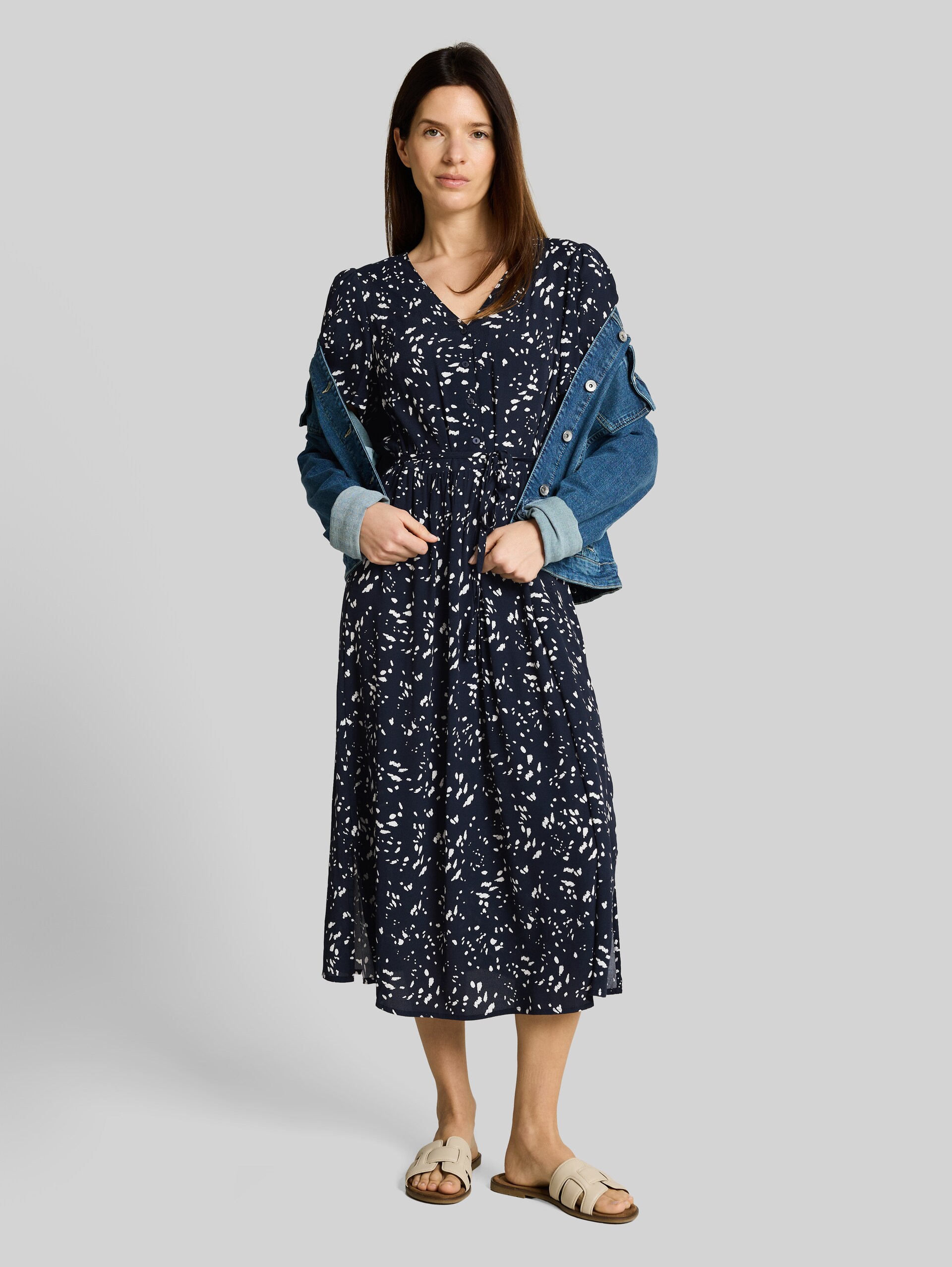 Midi-Kleid mit Muster - navy dot - seitliche Model-Ansicht