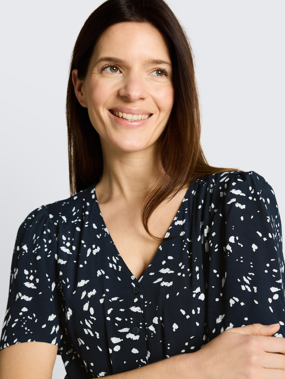 Midi-Kleid mit Muster - navy dot - Detail-Model-Ansicht