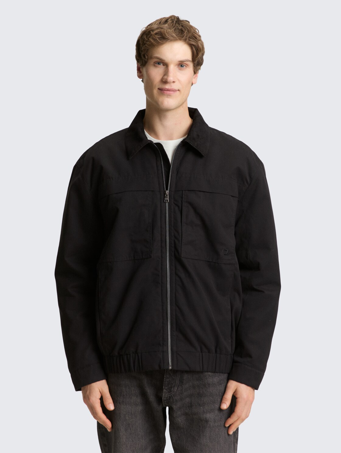 Relaxed Fit Jacke mit Cord-Kragen - Black - Model-Vorderansicht