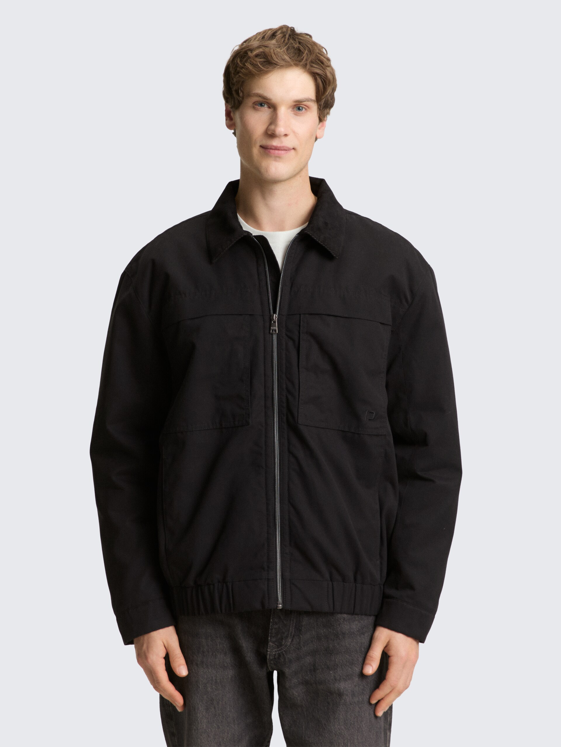 Relaxed Fit Jacke mit Cord-Kragen - Black - Model-Vorderansicht