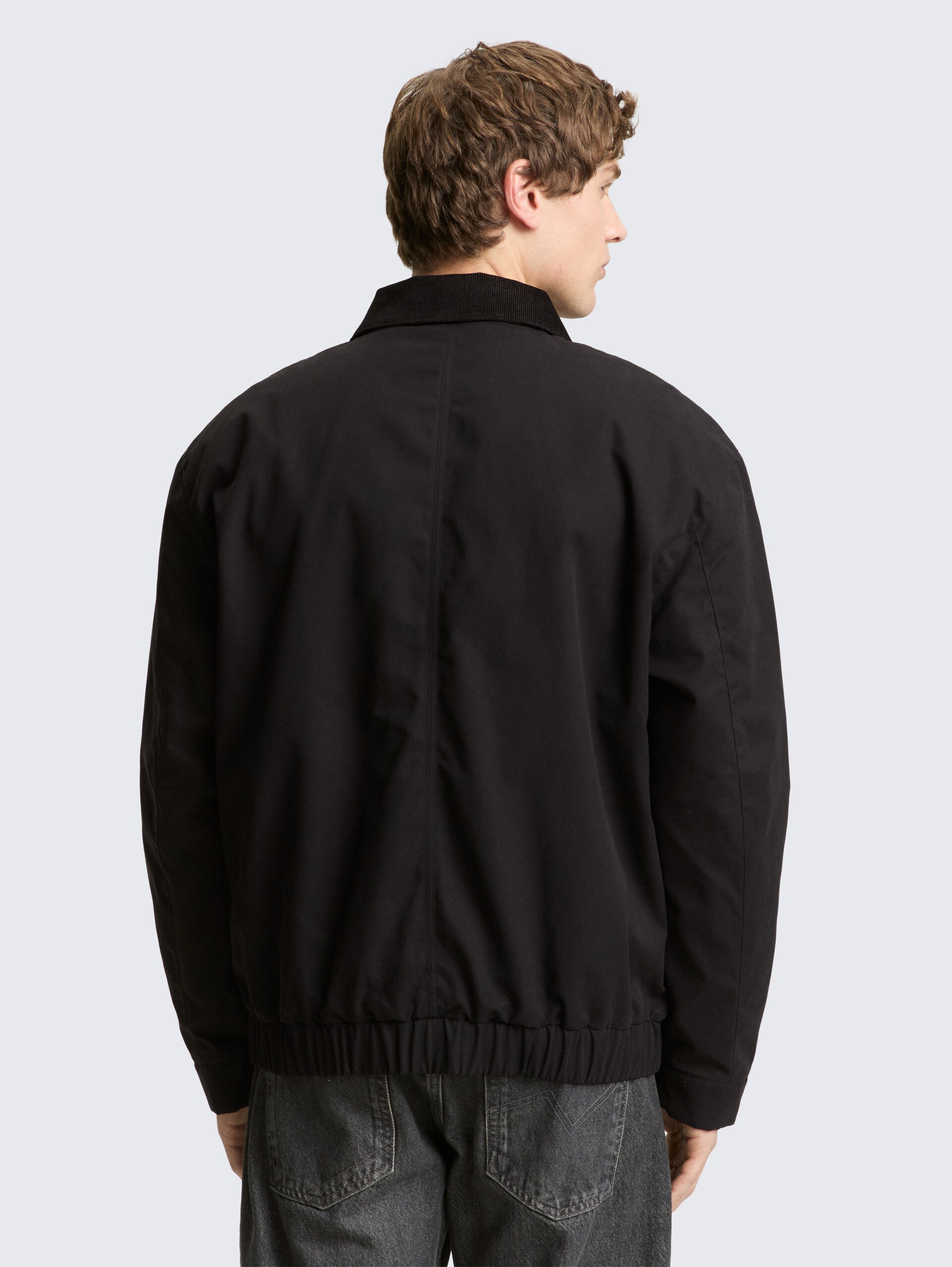 Relaxed Fit Jacke mit Cord-Kragen - Black - Model-Rückansicht