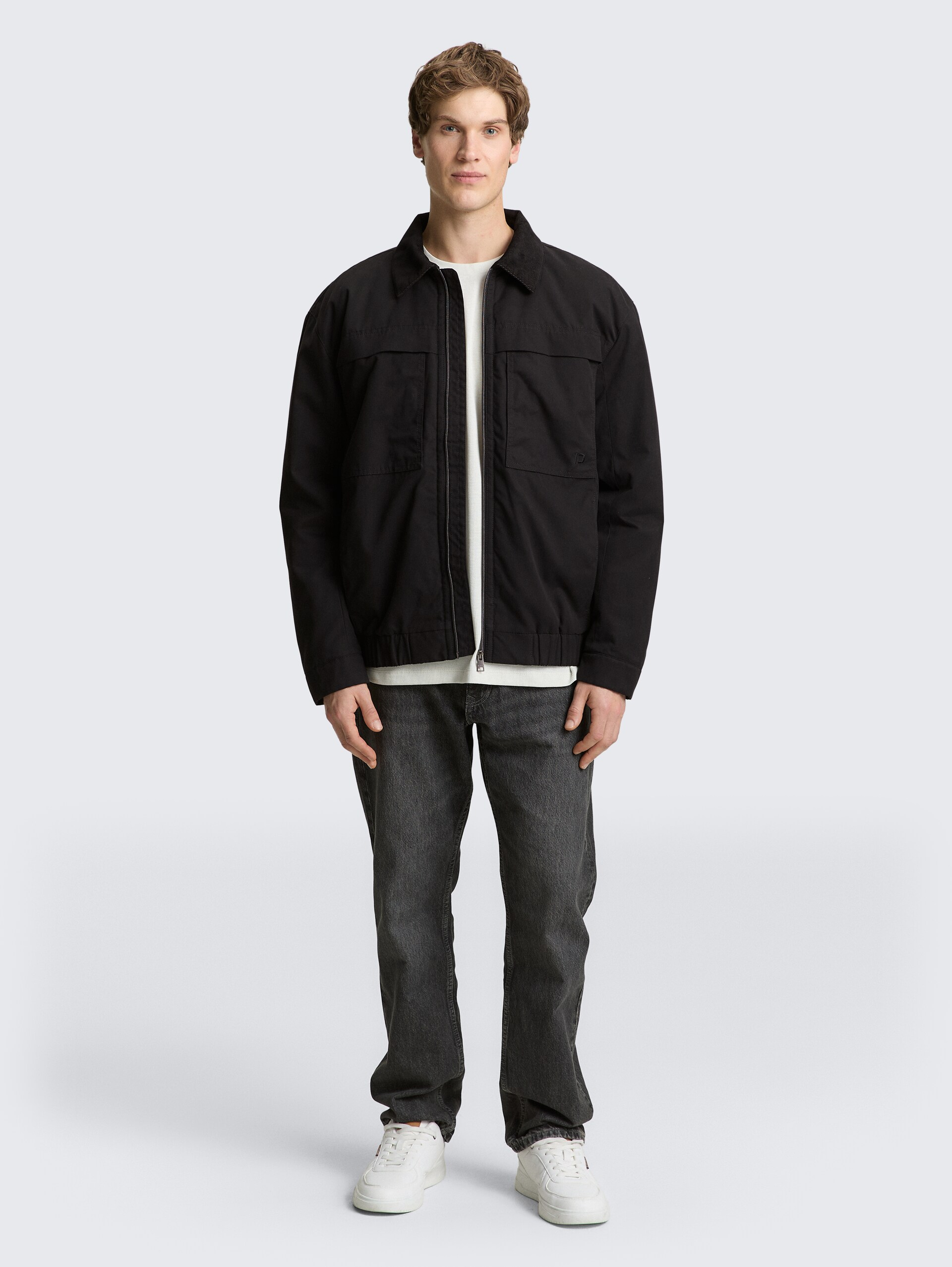 Relaxed Fit Jacke mit Cord-Kragen - Black - seitliche Model-Ansicht