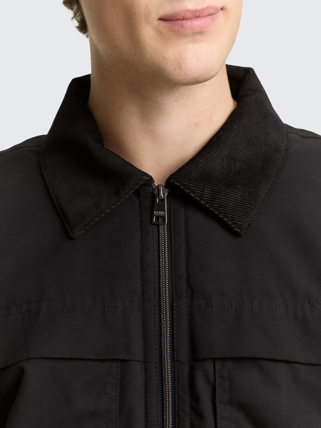 Relaxed Fit Jacke mit Cord-Kragen - Black - Detail-Model-Ansicht