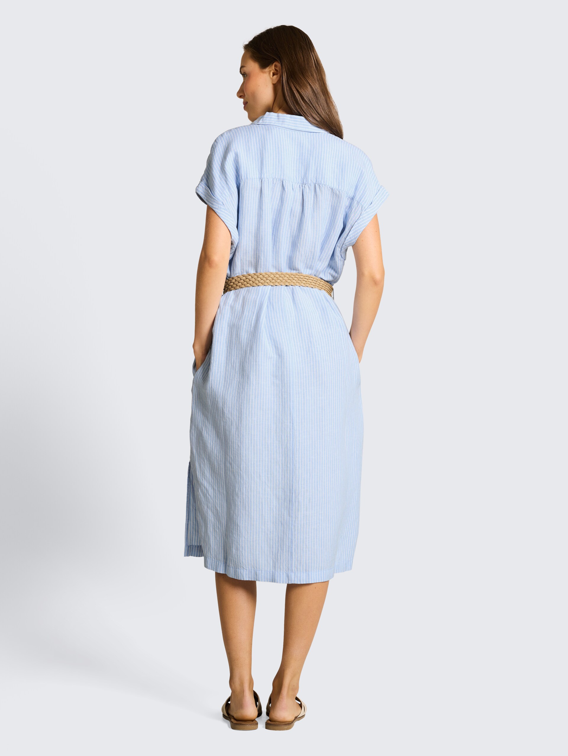 Loose Fit Midi-Kleid mit Gürtel - fjord blue irregular stripe - Model-Rückansicht