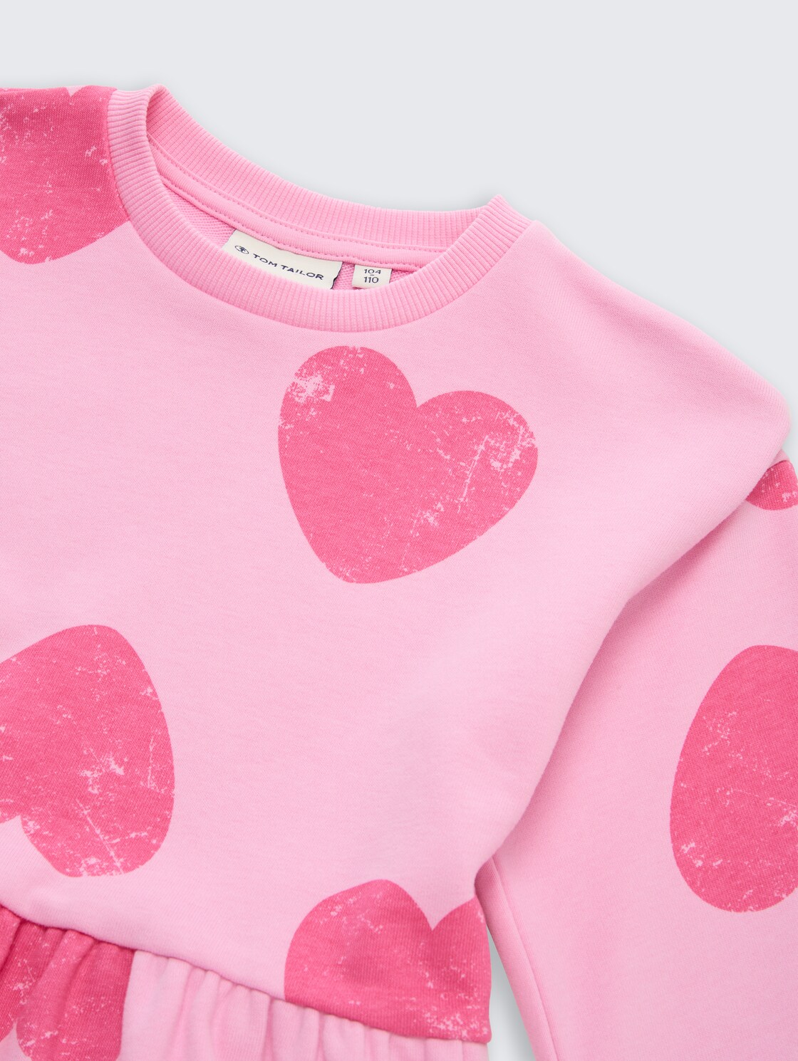 Mini-Kleid mit Herz-Muster - big pink heart print - Detail-Model-Ansicht