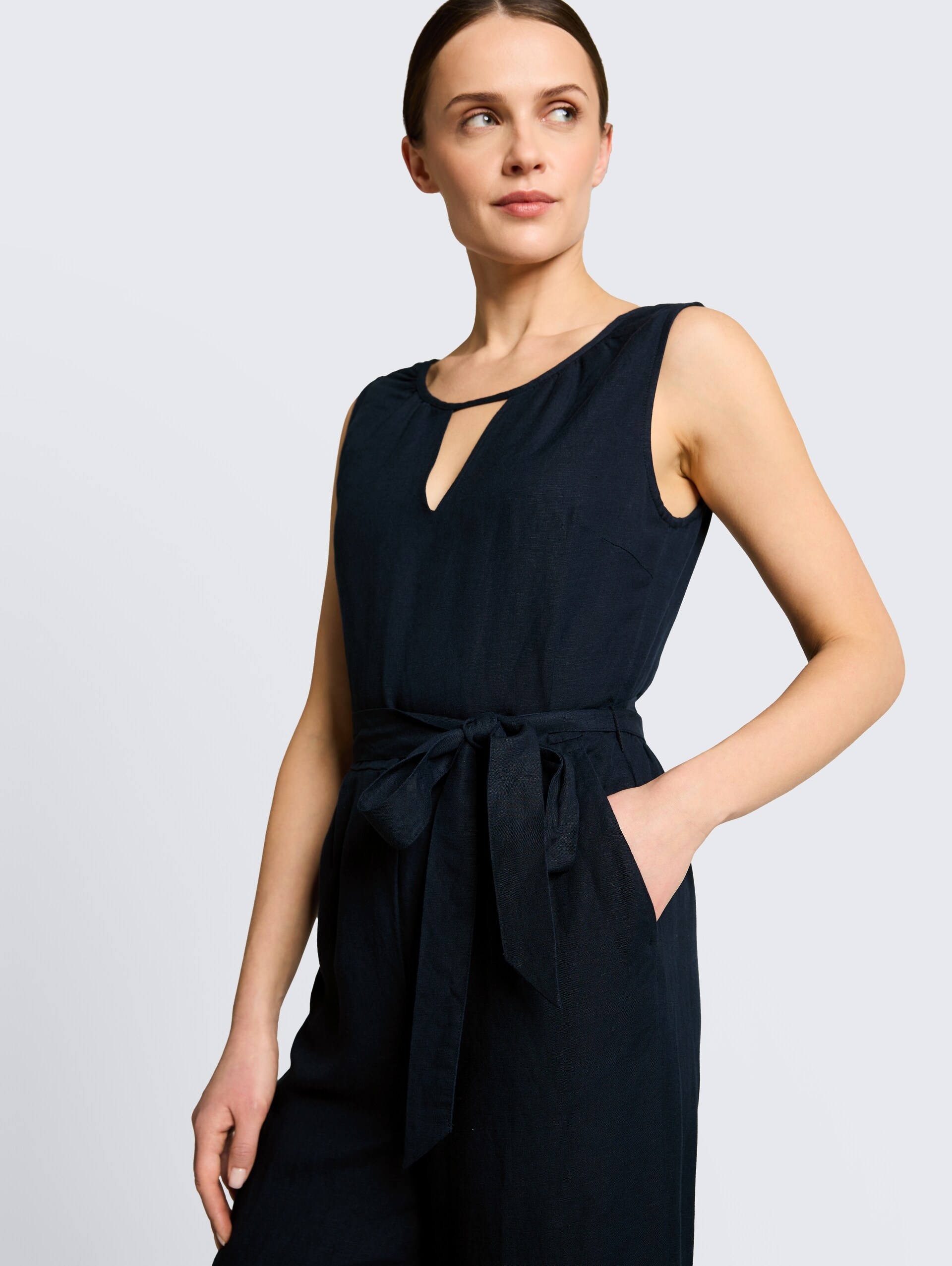 Jumpsuit mit Leinenanteil - sky captain blue - Detail-Model-Ansicht
