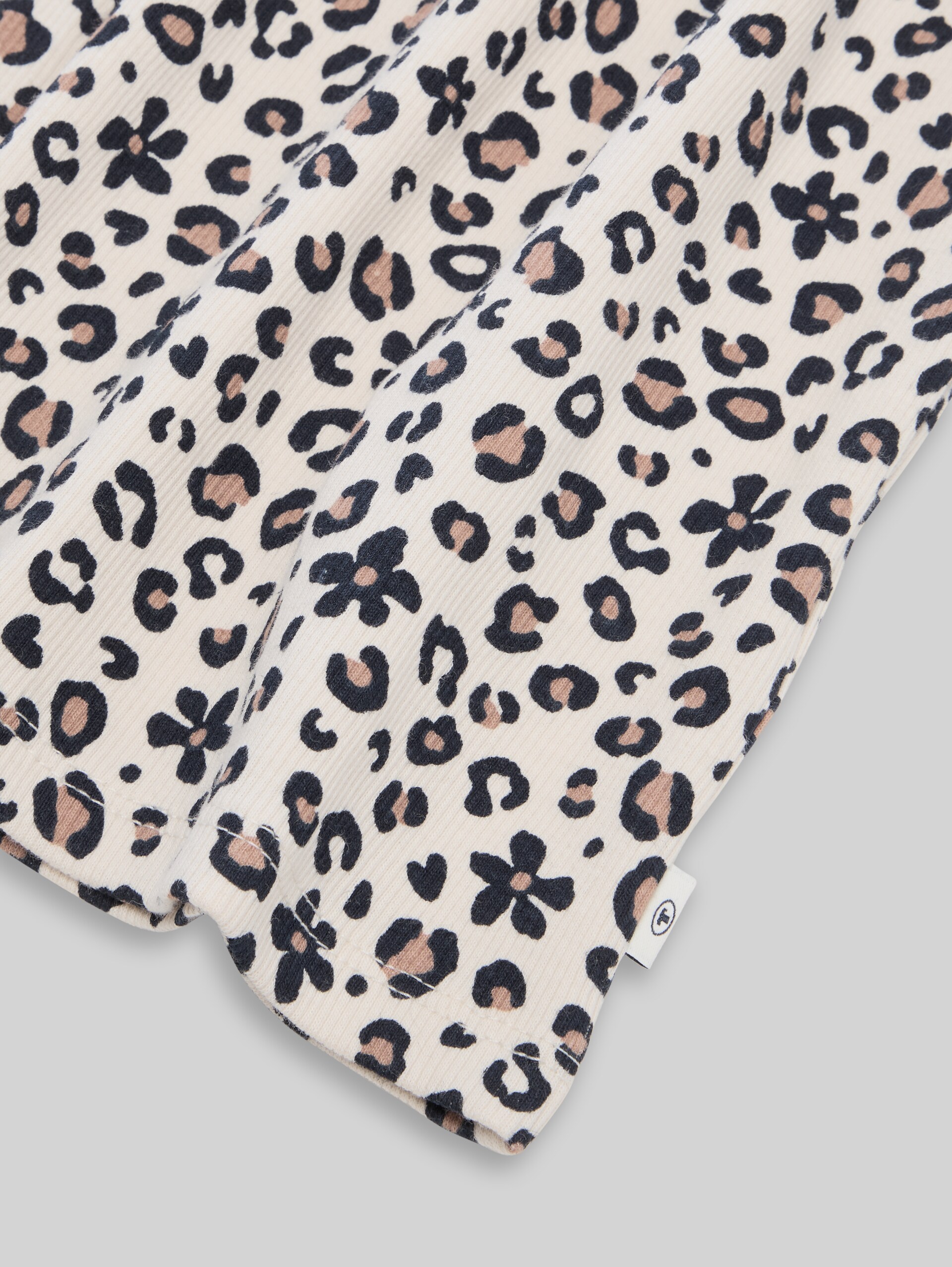 T-shirt with leopard print - small leopard print - Detail model view