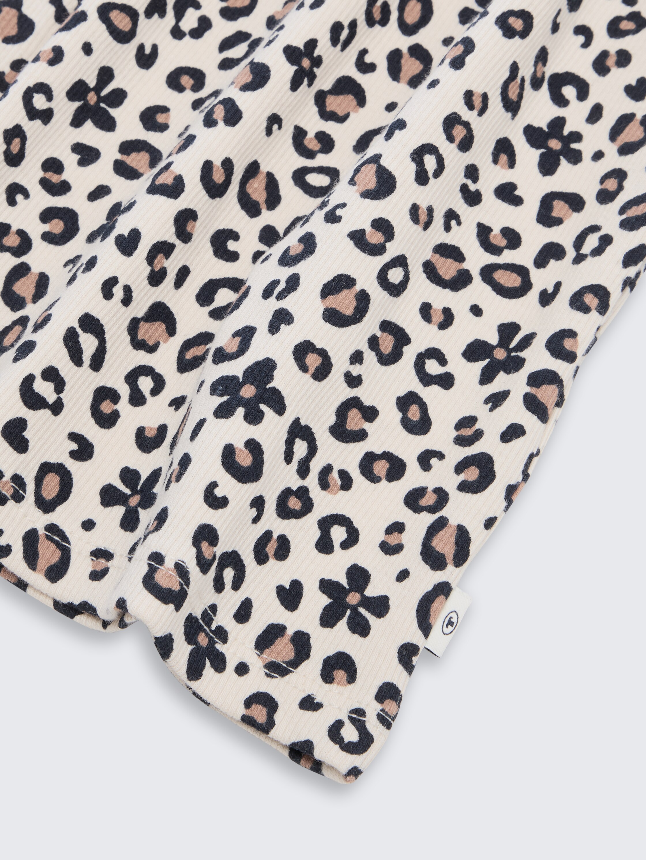 T-shirt with leopard print - small leopard print - Detail model view