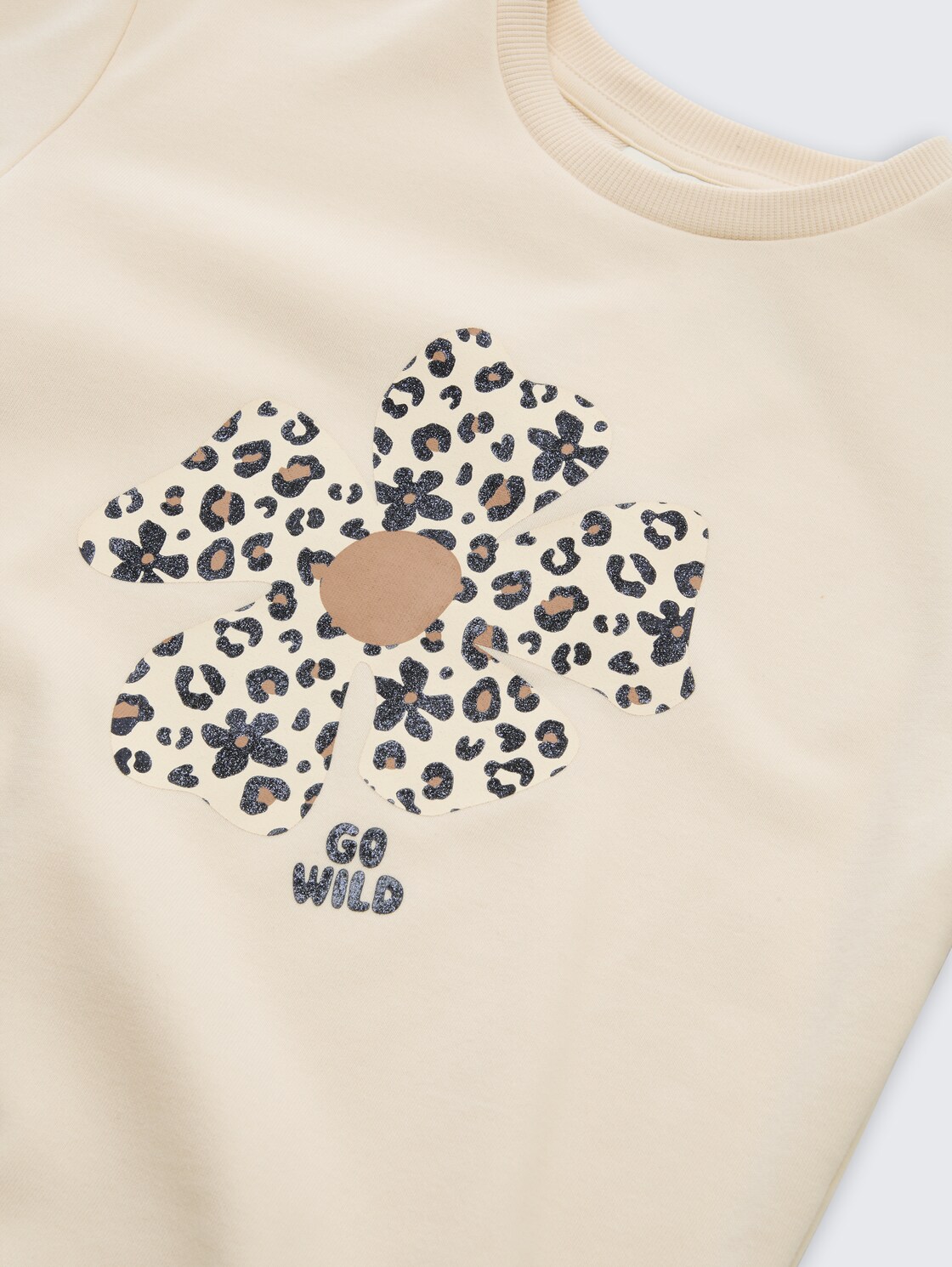 Oversize Sweatshirt mit Print - light almond - Detail-Model-Ansicht