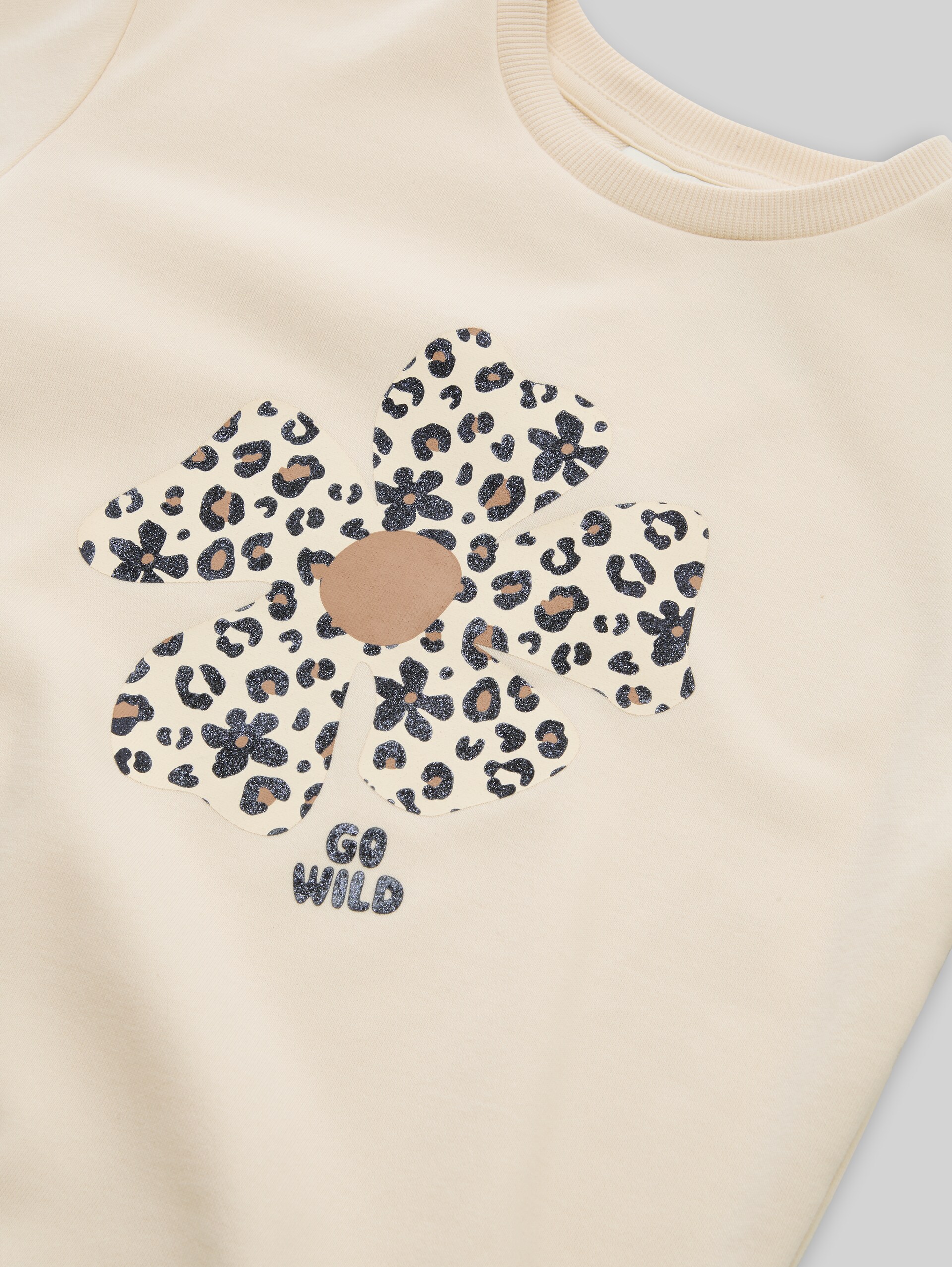 Oversized sweatshirt with print - light almond - Detail model view