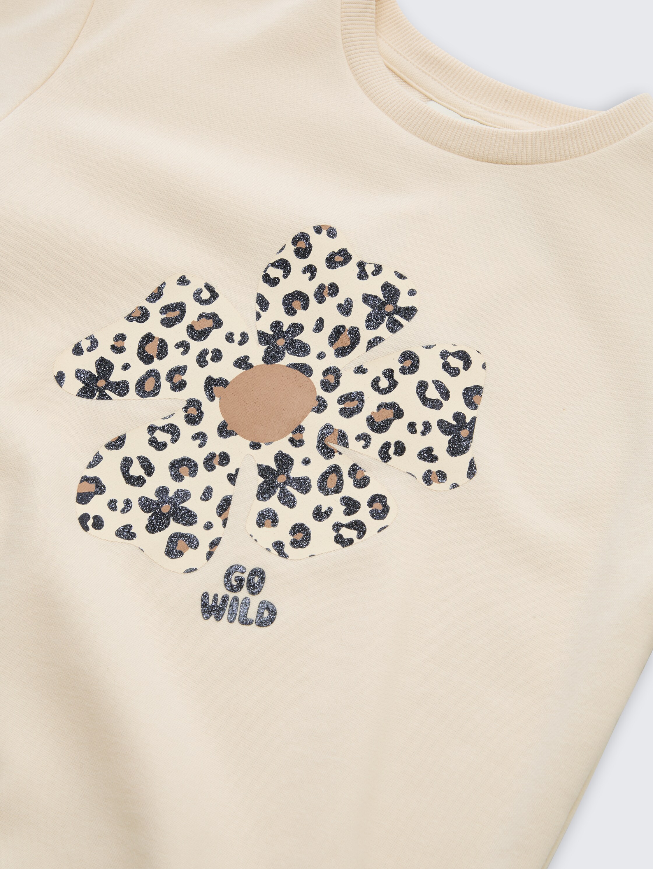 Oversized sweatshirt met print - light almond - Detailaanzicht model