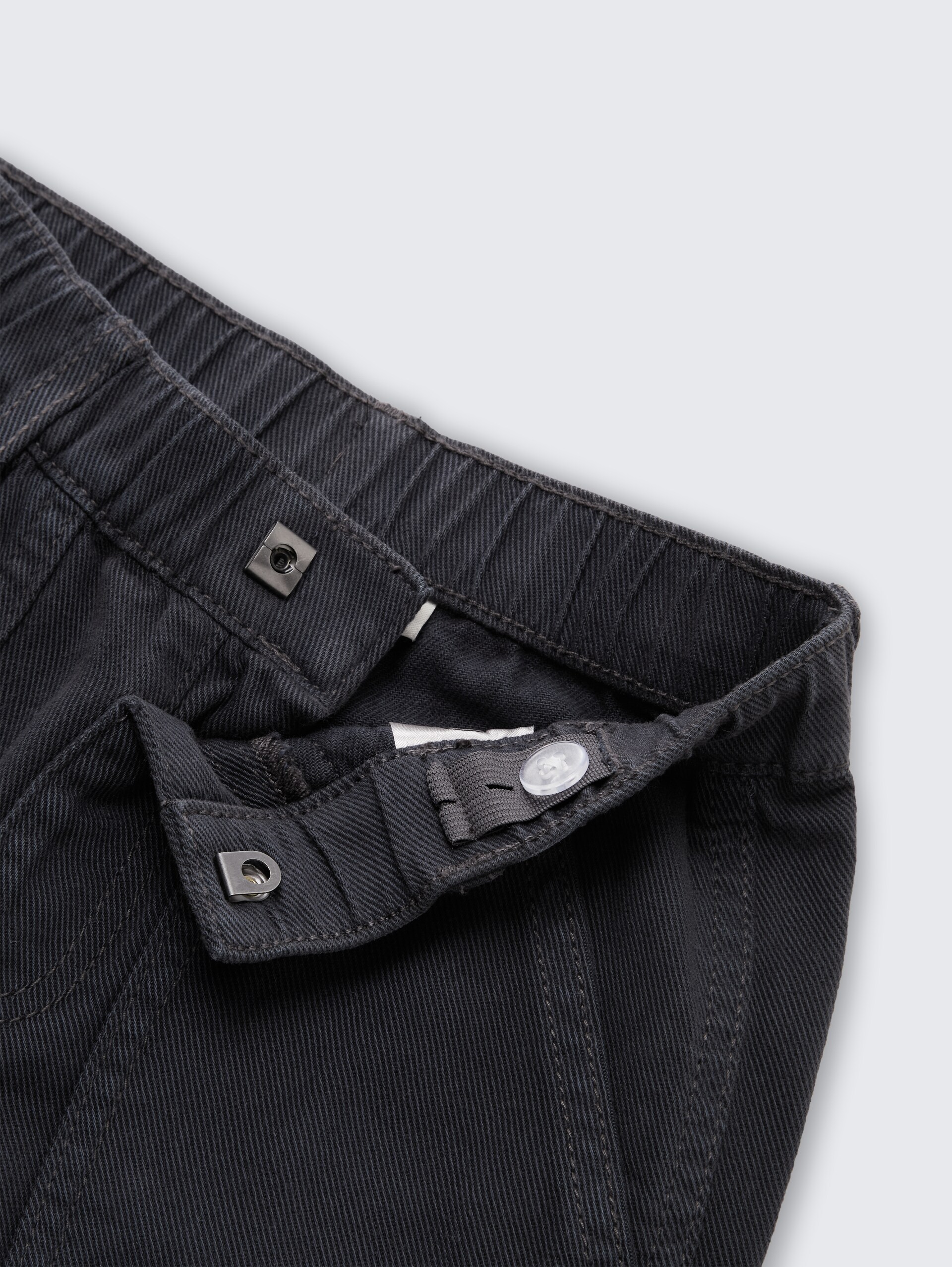 Loose Fit Hose im Utility-Look - coal grey - Detail-Model-Ansicht