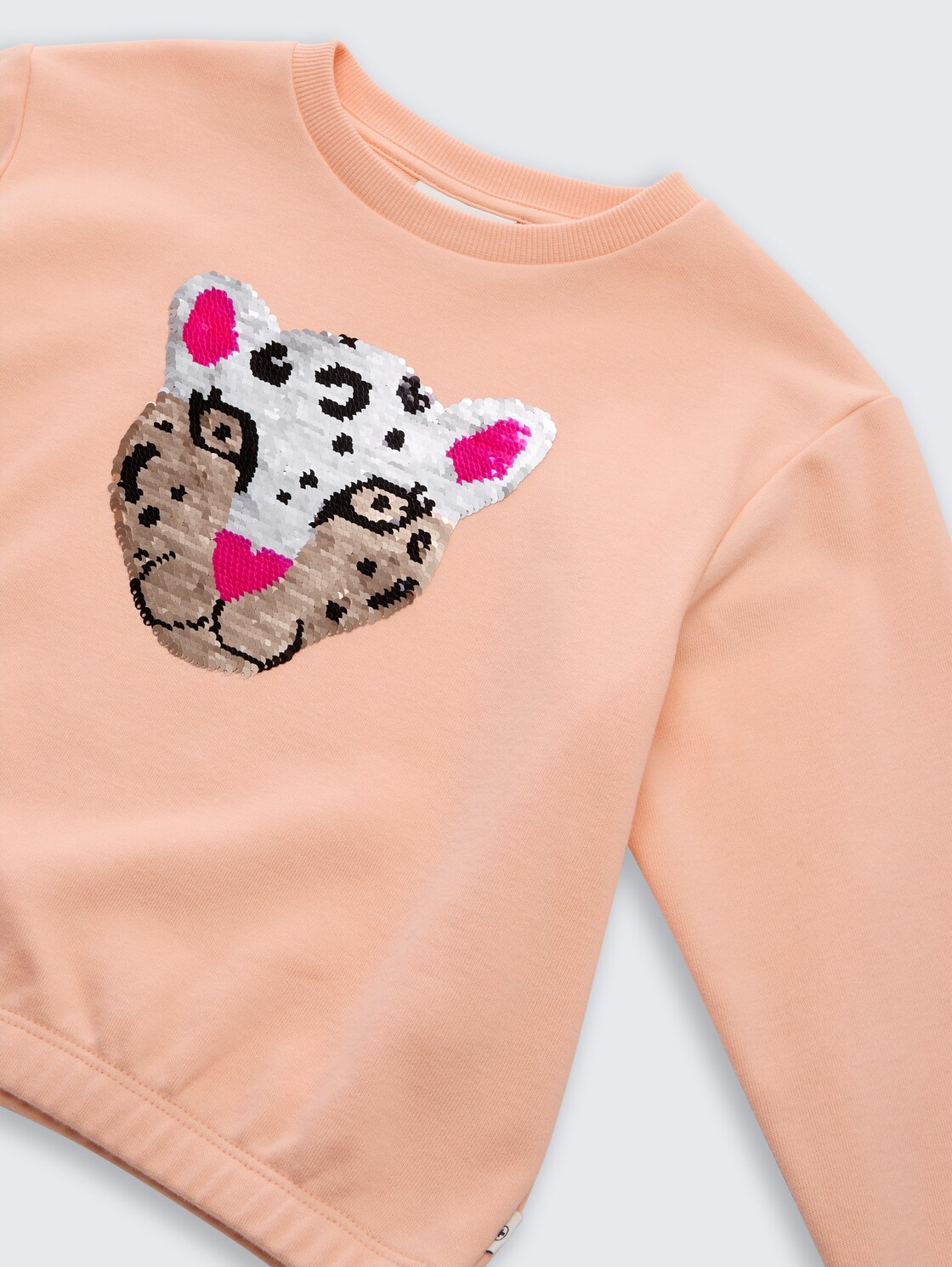 Sweatshirt mit Wendepailletten - peach bloom - Detail-Model-Ansicht