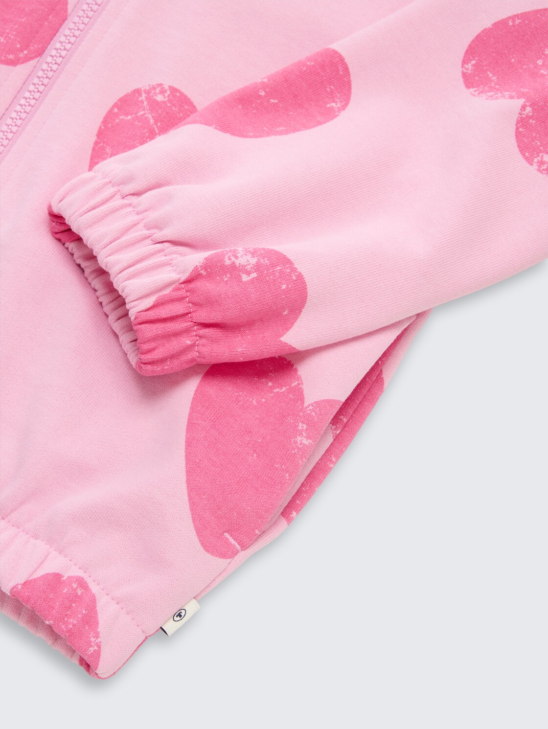 Cropped Hoodie Sweatjacke mit Muster - big pink heart print - Detail-Model-Ansicht