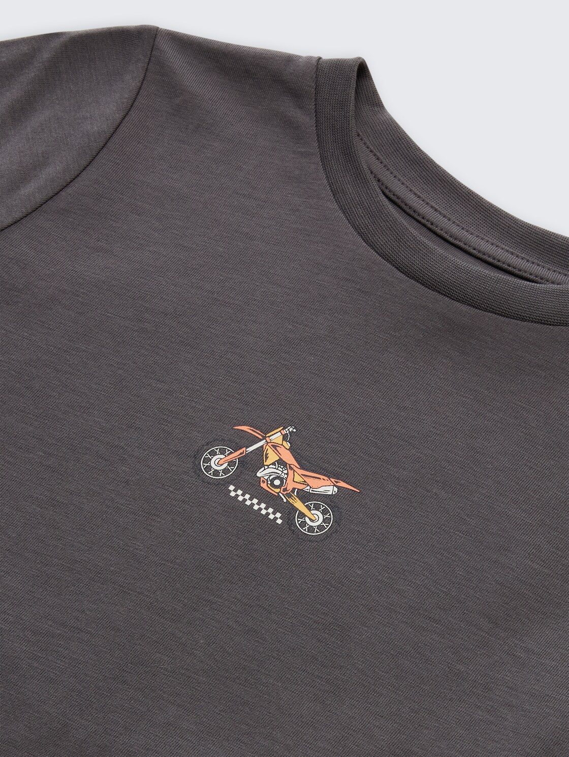 T-Shirt mit Rückenprint - dark urban grey - Detail-Model-Ansicht