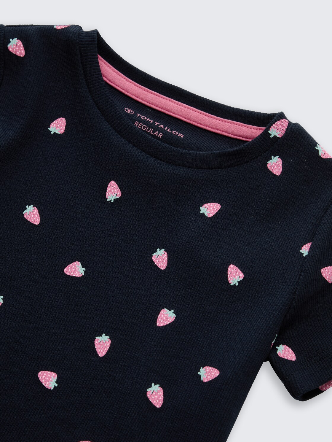 T-shirt with strawberry motif - small strawberry print - Detail model view