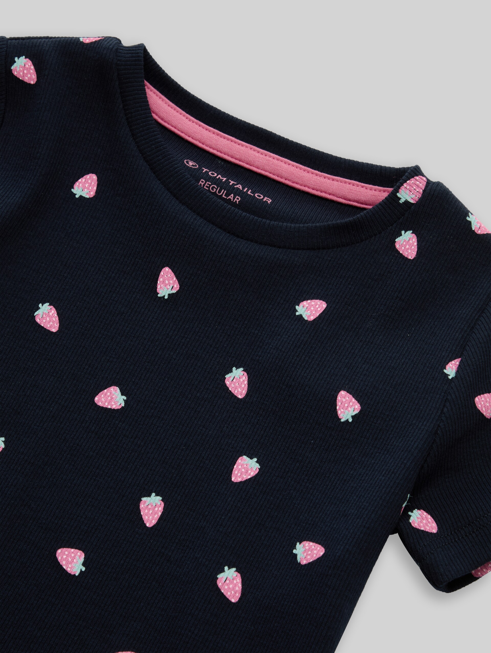 T-Shirt mit Erdbeer-Motiv - small strawberry print - Detail-Model-Ansicht