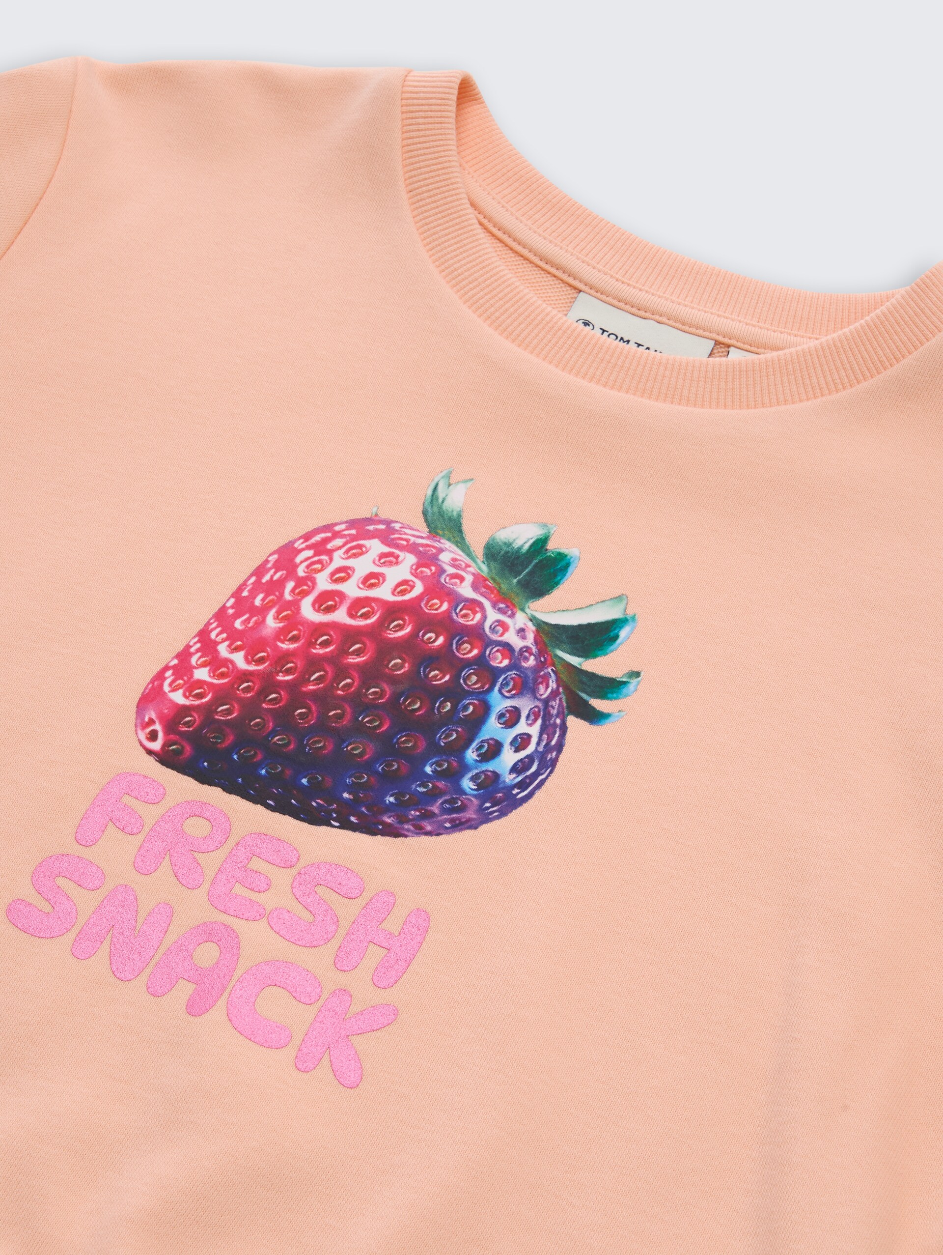 Cropped sweatshirt with print - peach bloom - Detail model view