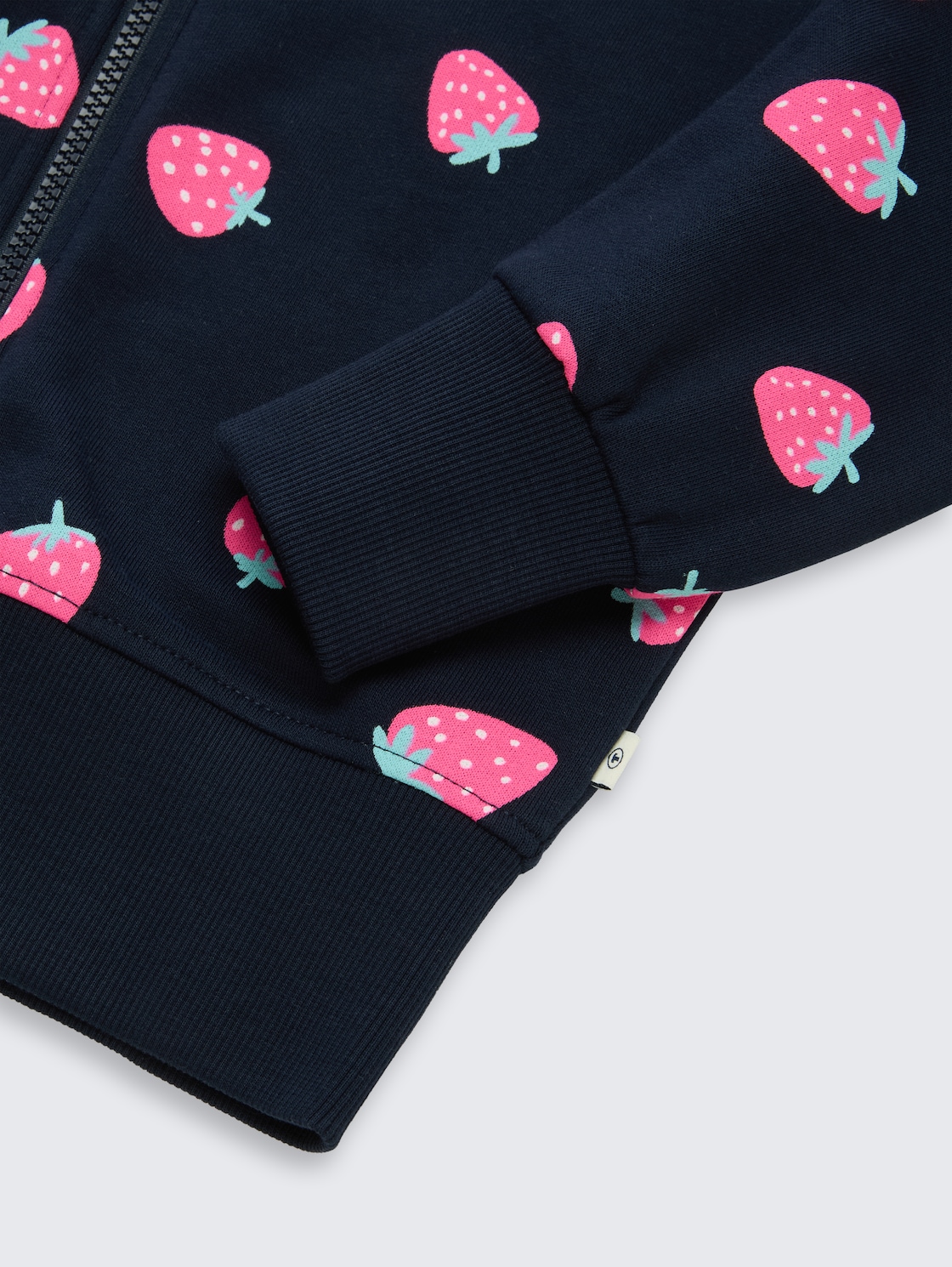 Cropped Hoodie Sweatjacke mit Erdbeer-Print - big strawberry print - Detail-Model-Ansicht