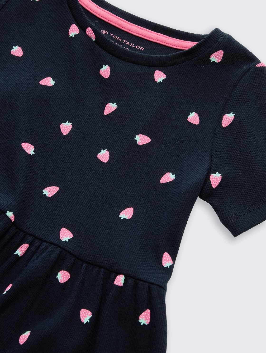 Mini-Kleid mit Rippstruktur - small strawberry print - Detail-Model-Ansicht