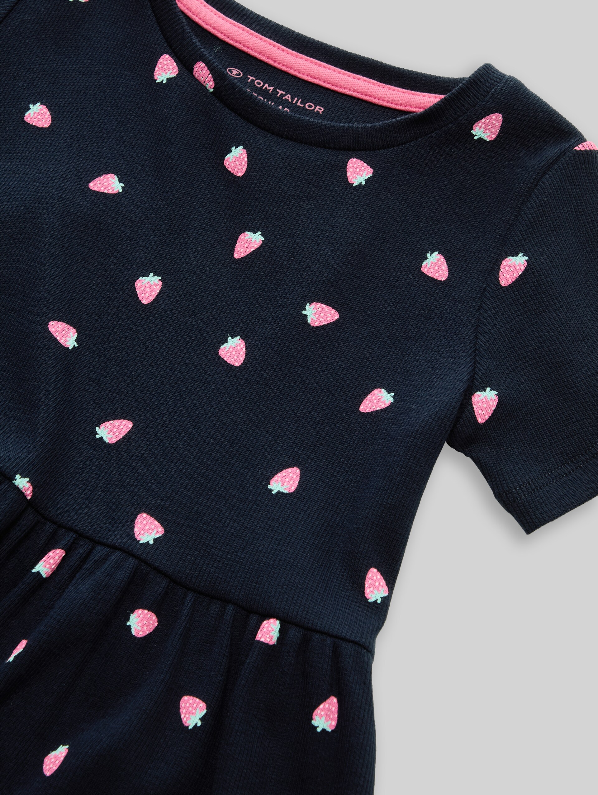 Mini dress with ribbed texture - small strawberry print - Detail model view
