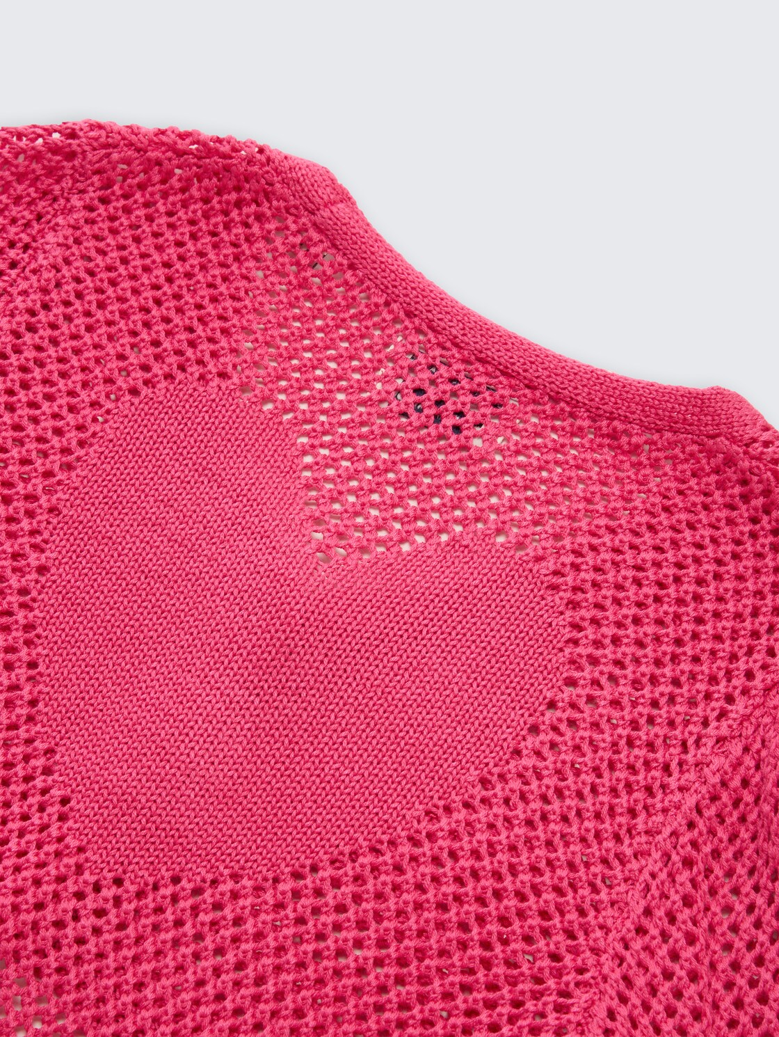 Cropped Cardigan mit Rückenmuster - Flashy Pink - Detail-Model-Ansicht