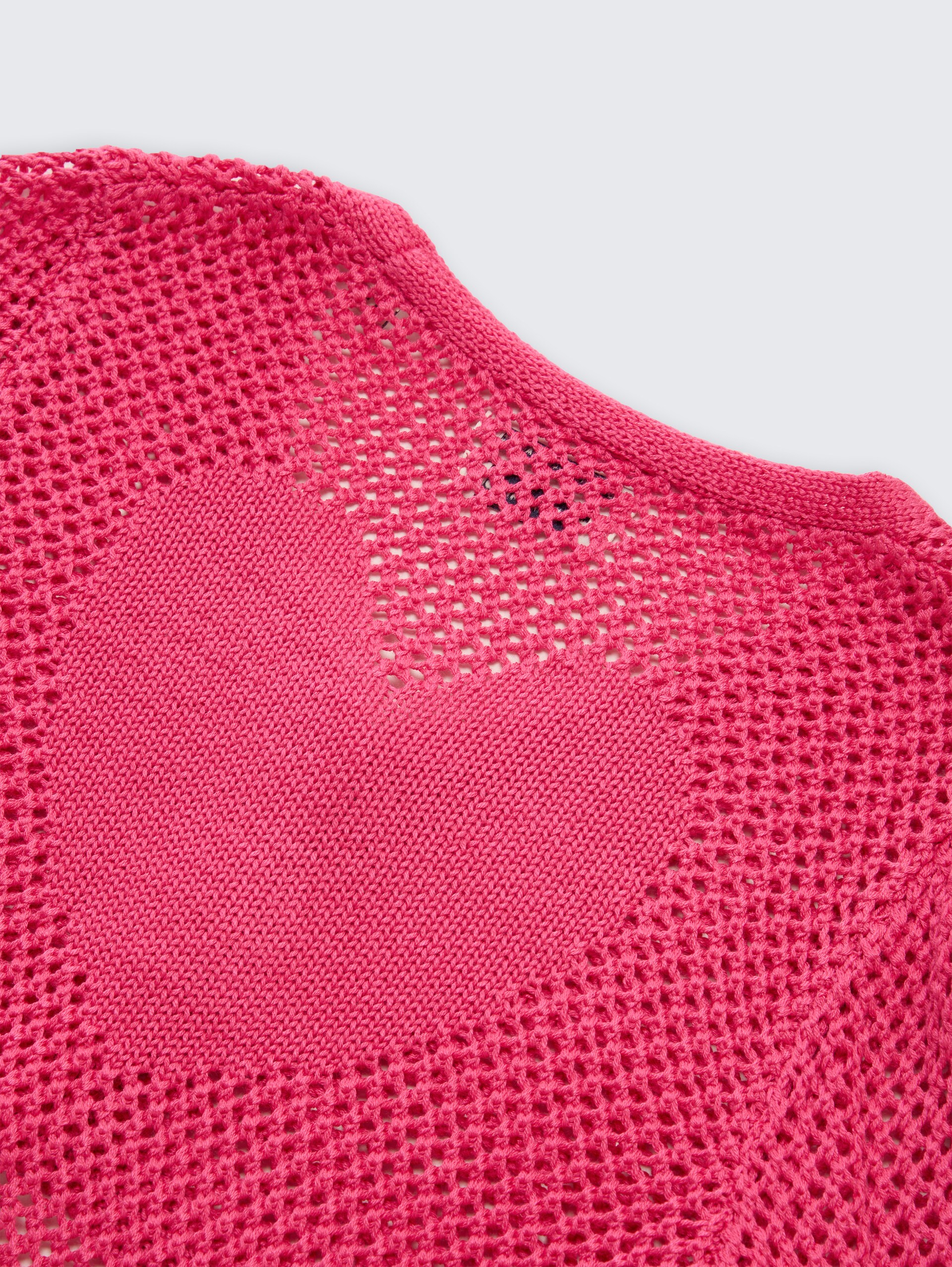 Cropped Cardigan mit Rückenmuster - Flashy Pink - Detail-Model-Ansicht