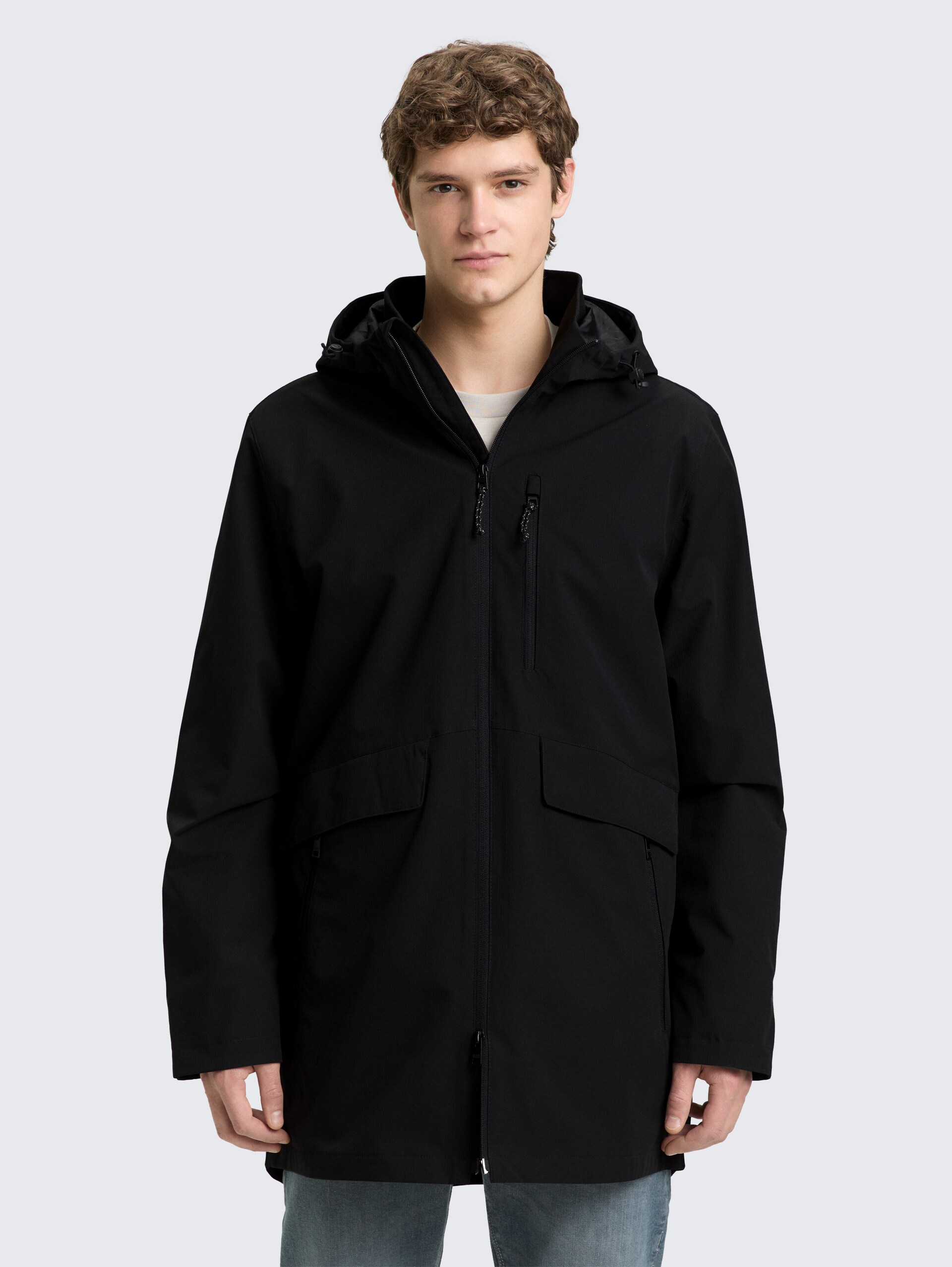 Relaxed Fit Ultralight Funktionsjacke aus wasserabweisendem Material - Black - Model-Vorderansicht
