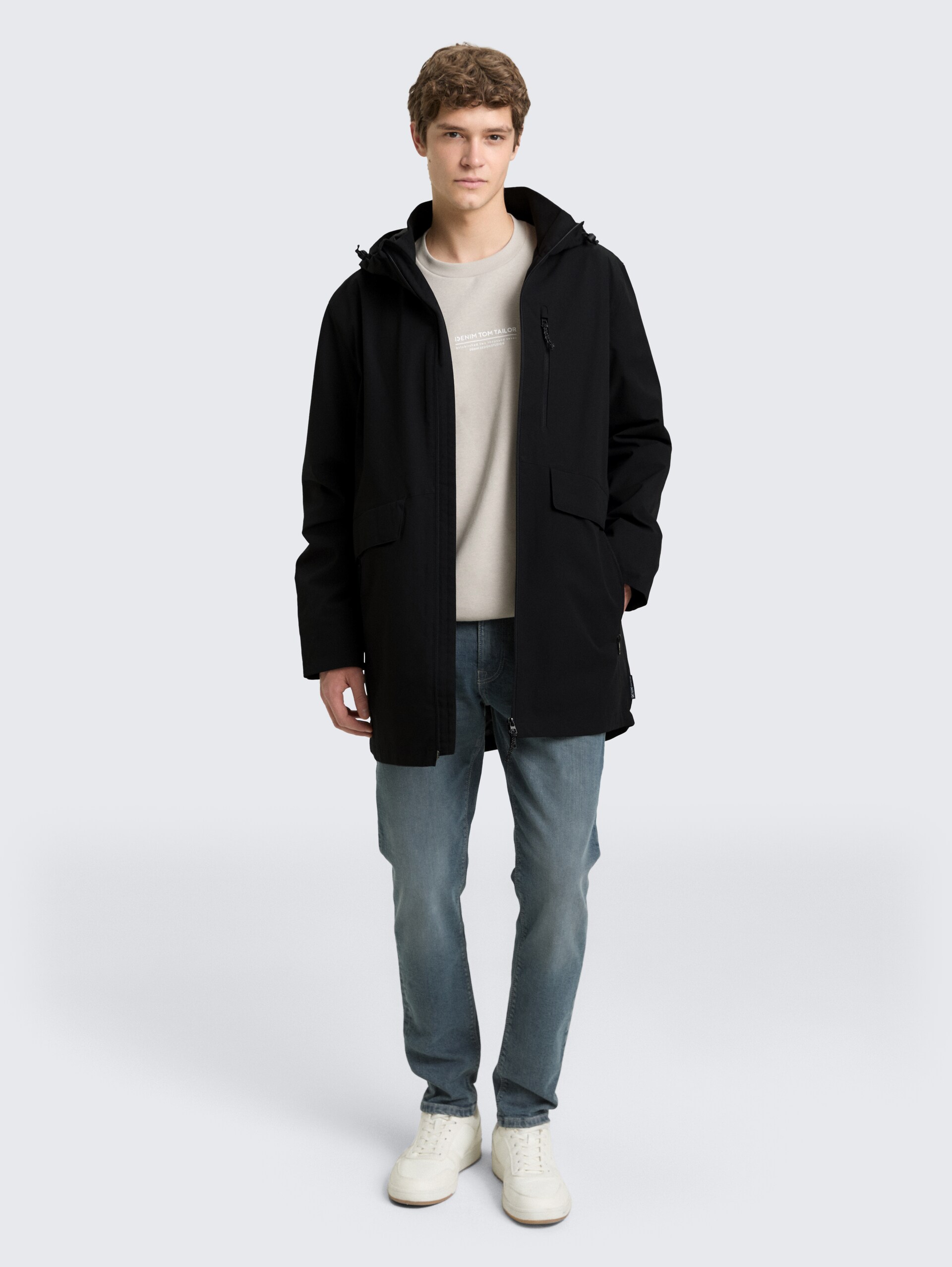Relaxed Fit Ultralight Funktionsjacke aus wasserabweisendem Material - Black - seitliche Model-Ansicht