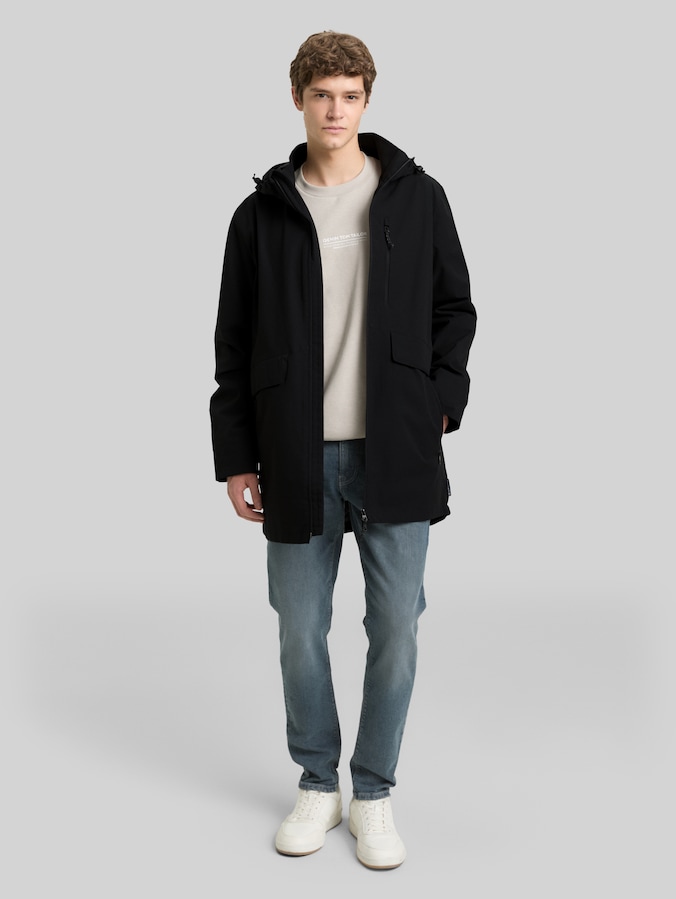 Veste fonctionnelle ultralégère à coupe décontractée en matière déperlante par Denim Male, Black