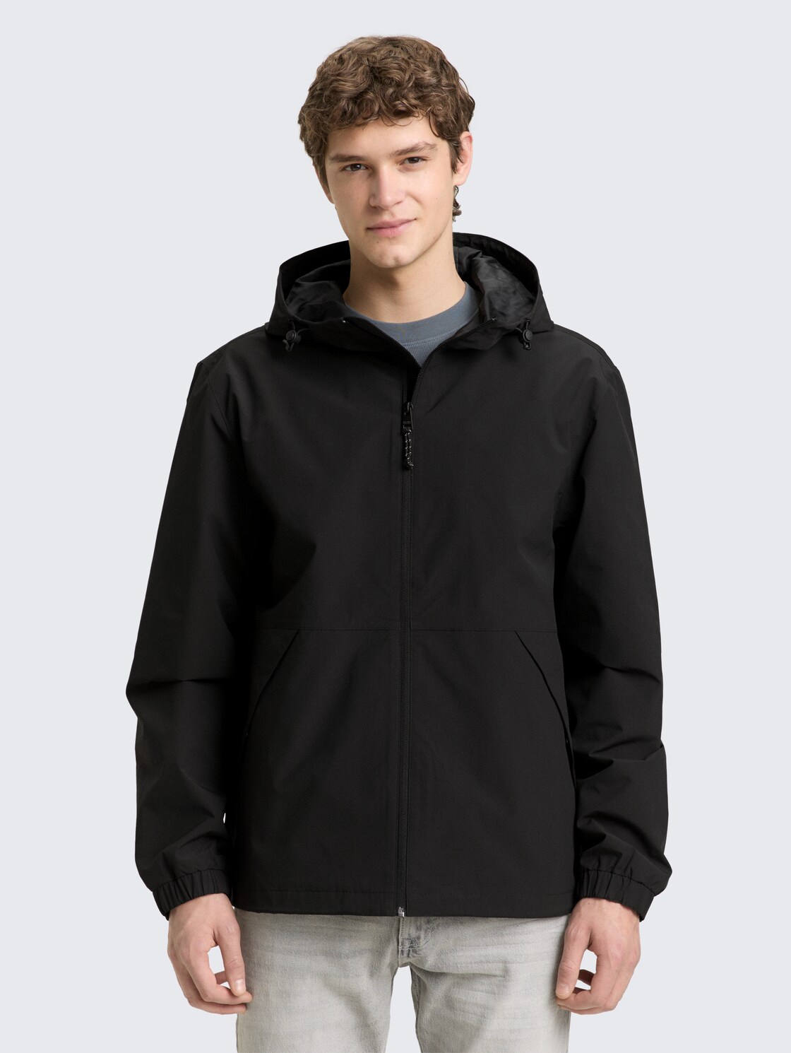 Relaxed Fit Windbreaker Jacke aus wasserabweisendem Material - Black - Model-Vorderansicht