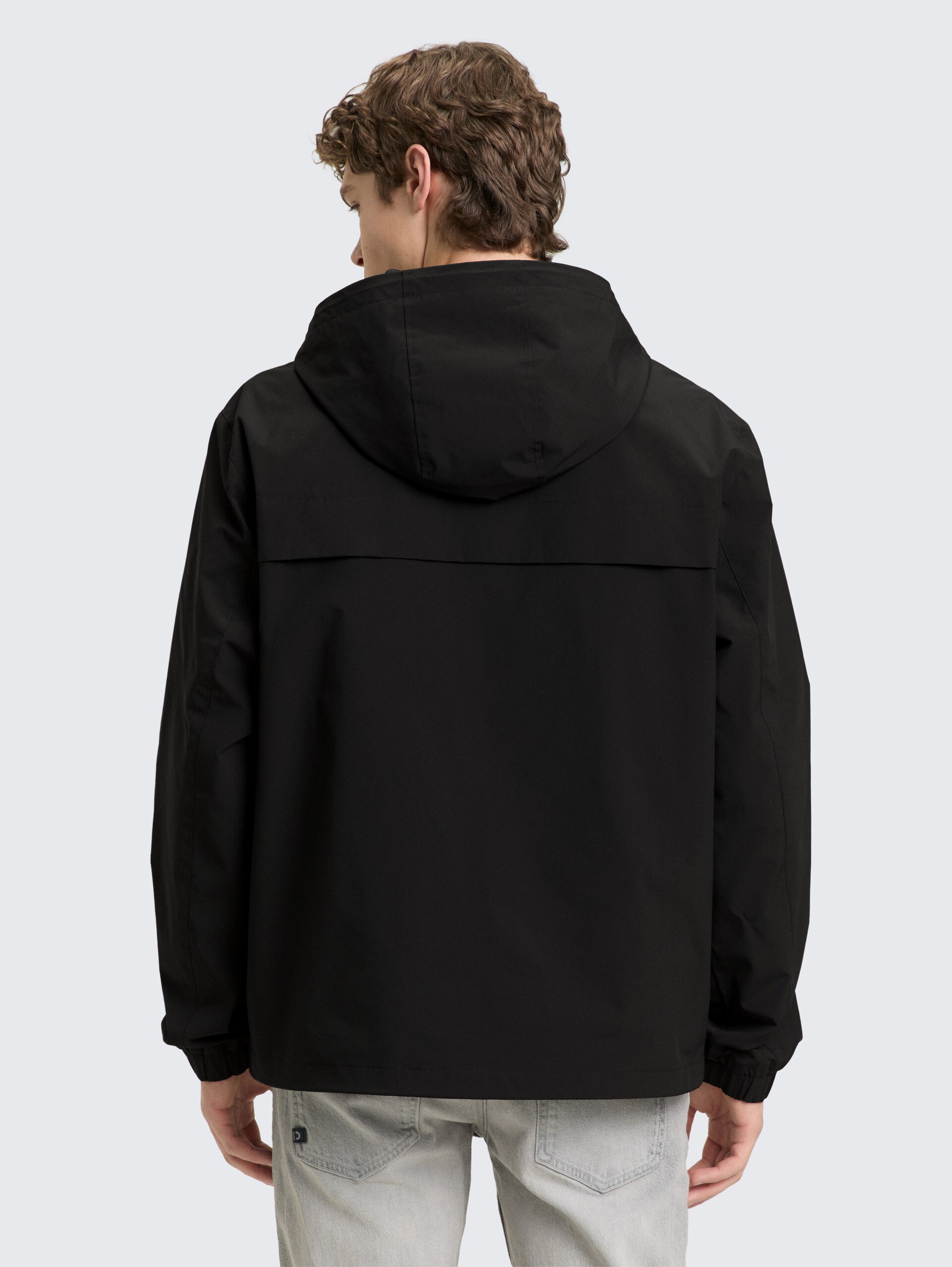 Relaxed Fit Windbreaker Jacke aus wasserabweisendem Material - Black - Model-Rückansicht