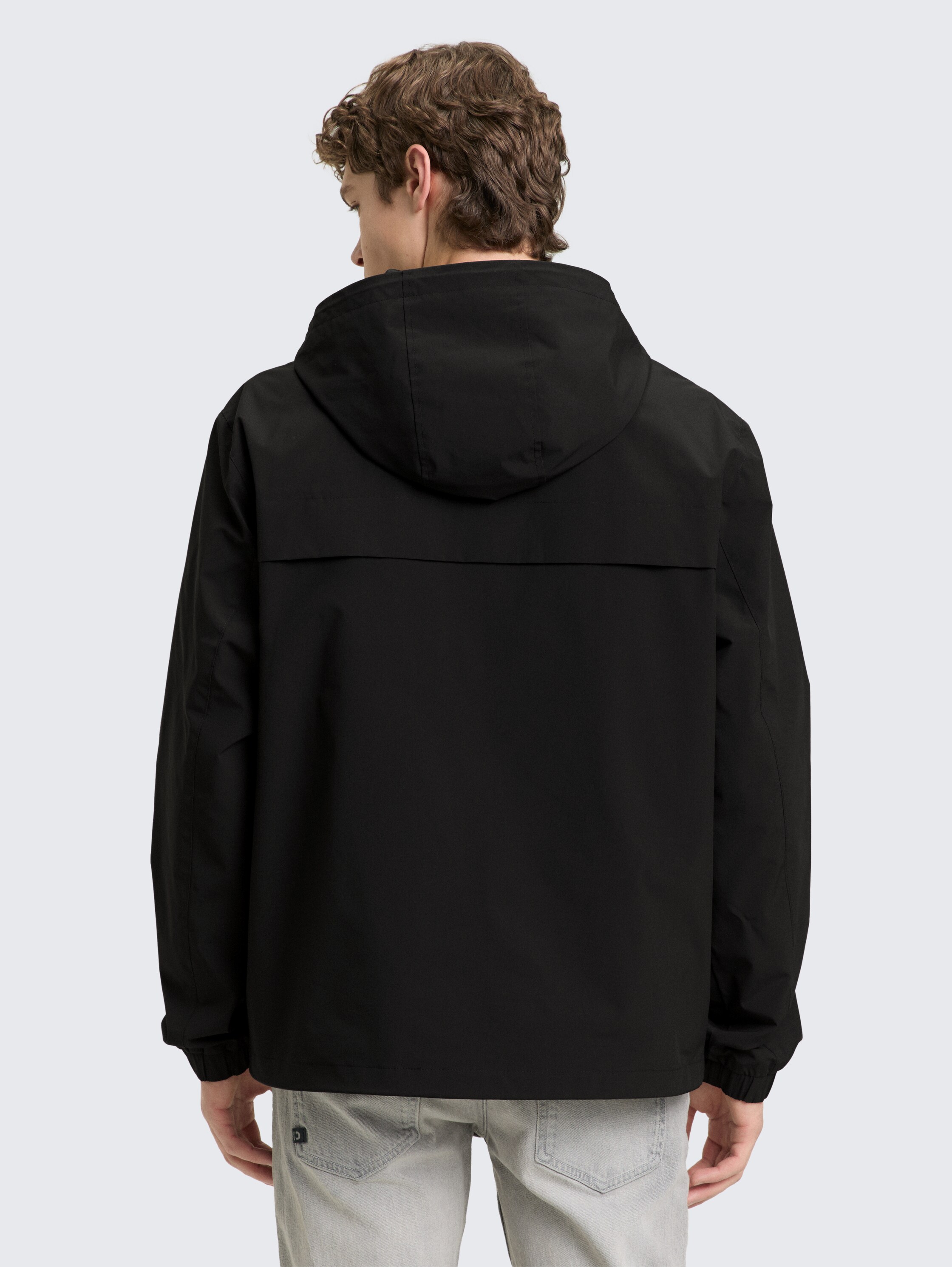 Relaxed Fit Windbreaker Jacke aus wasserabweisendem Material - Black - Model-Rückansicht