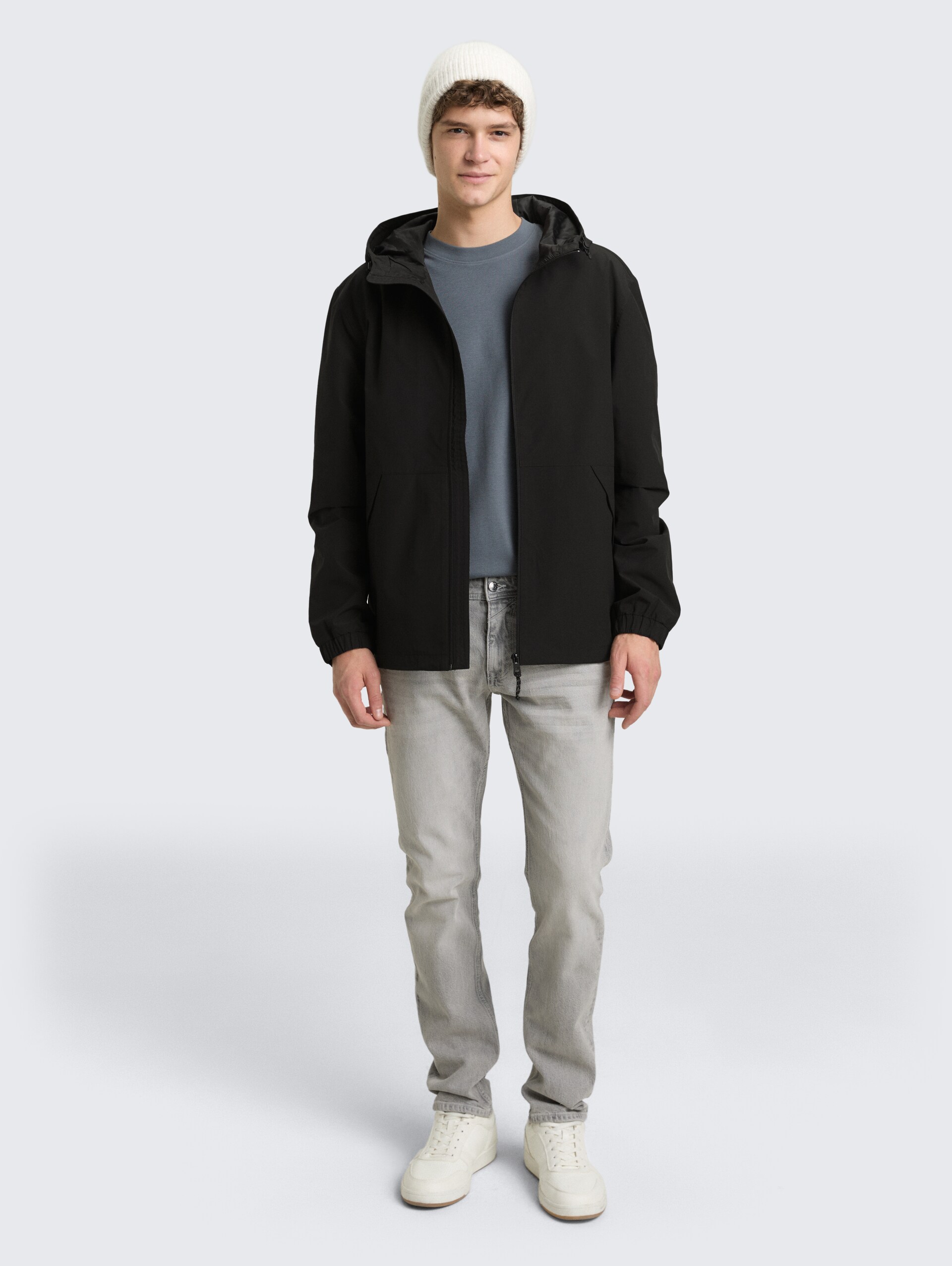 Relaxed Fit Windbreaker Jacke aus wasserabweisendem Material - Black - seitliche Model-Ansicht