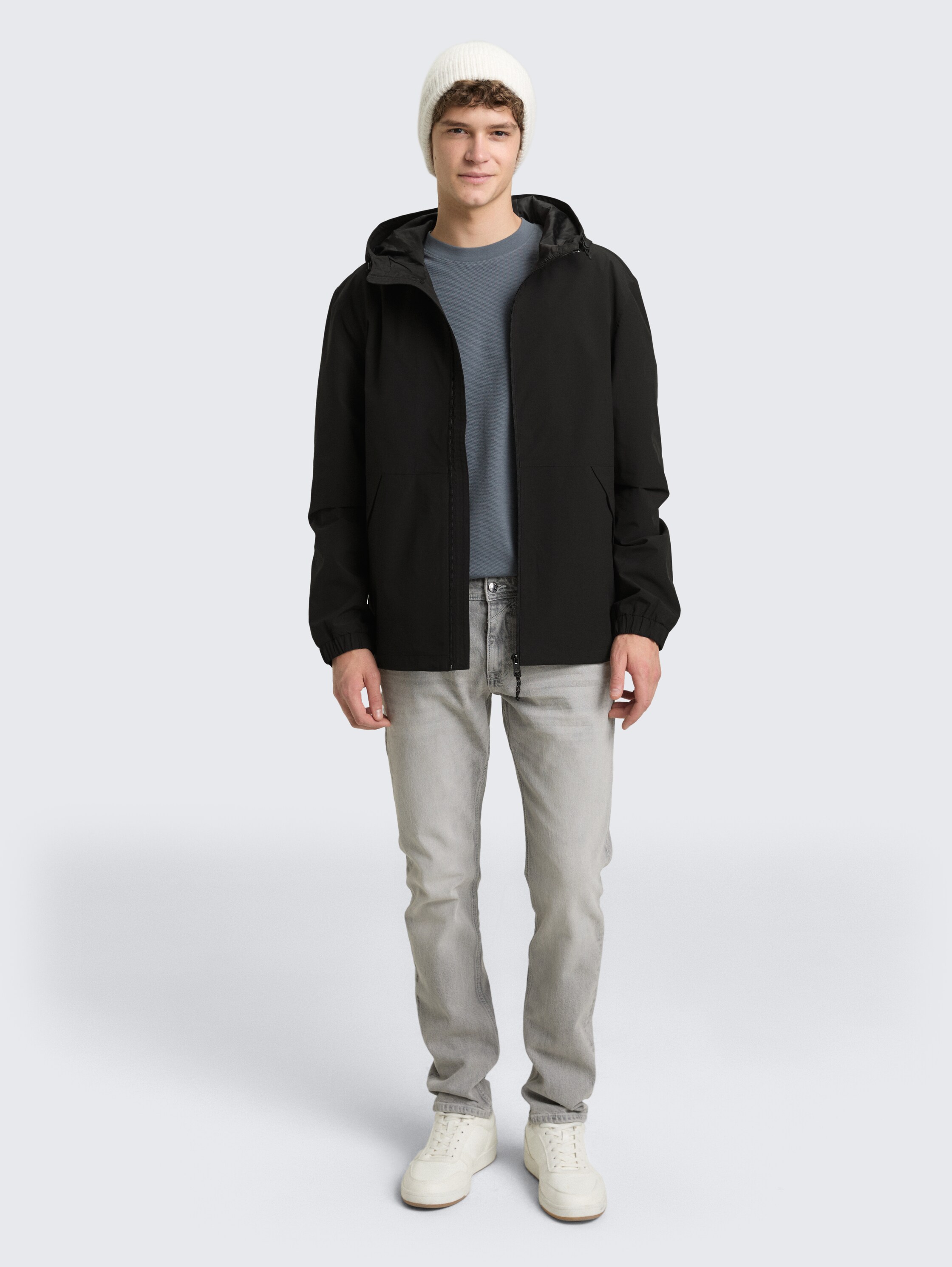 Relaxed Fit Windbreaker Jacke aus wasserabweisendem Material - Black - seitliche Model-Ansicht