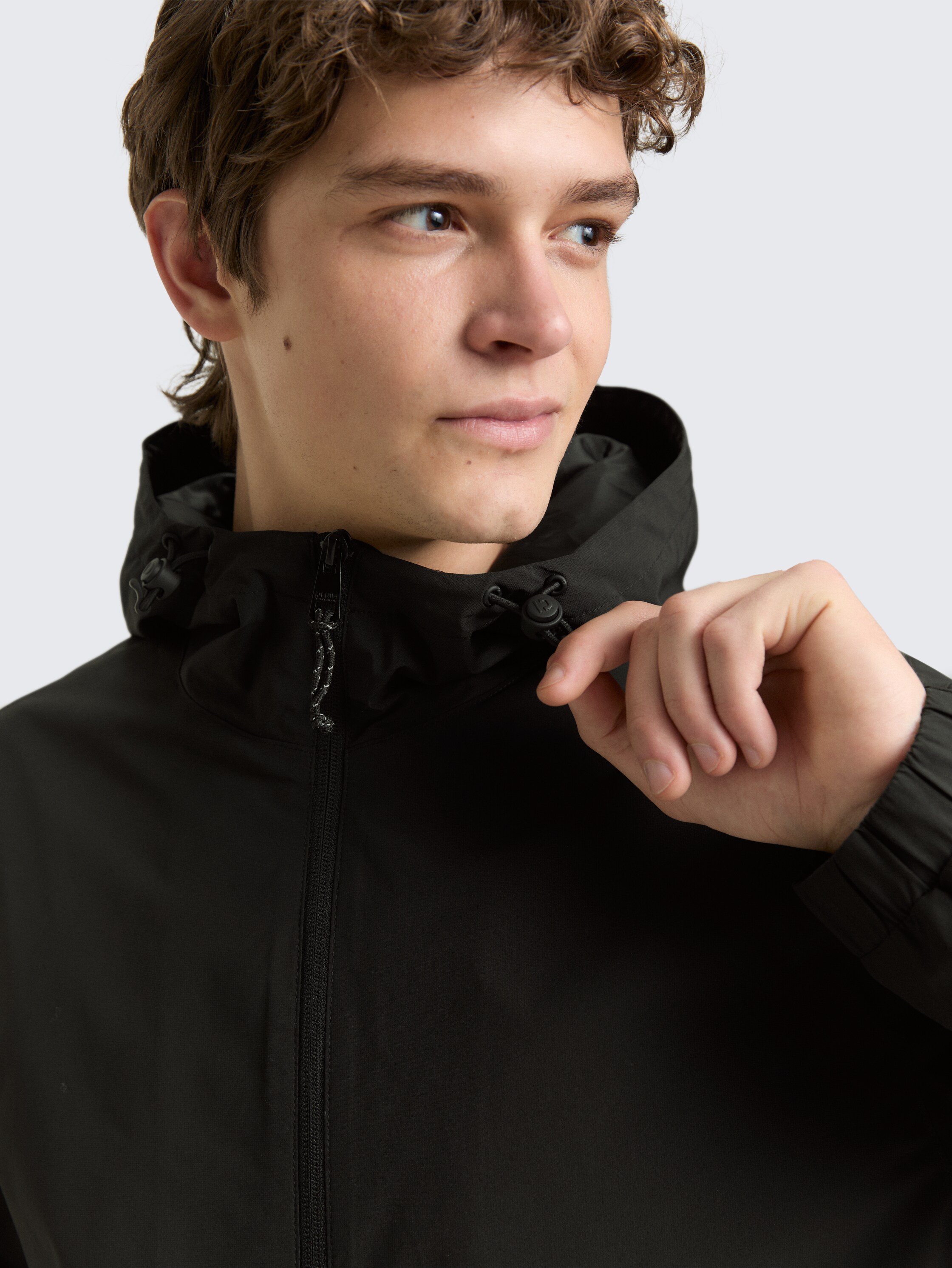 Relaxed Fit Windbreaker Jacke aus wasserabweisendem Material - Black - Detail-Model-Ansicht