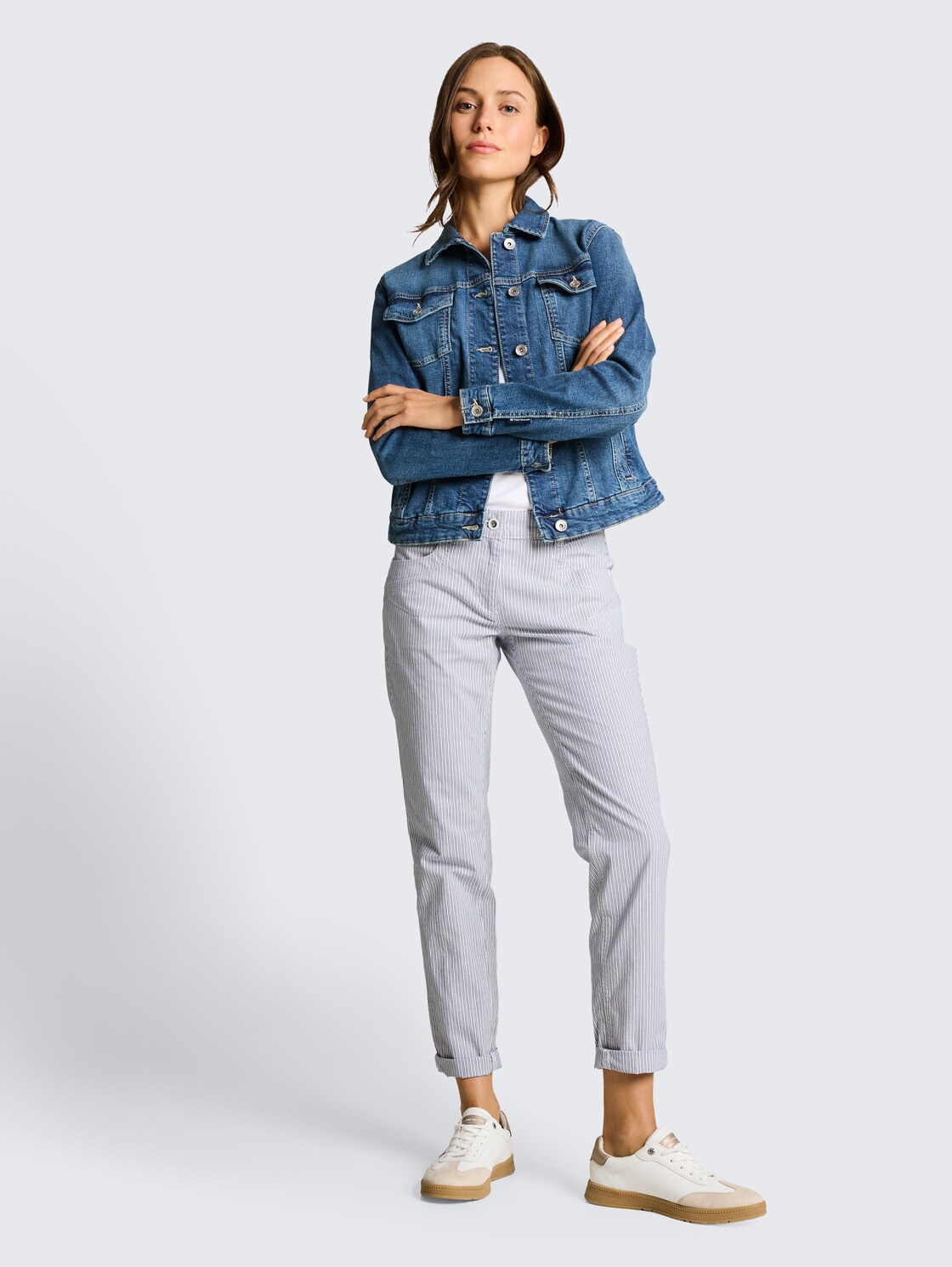 Tapered Relaxed Hose mit Streifenmuster - white navy irregular stripe - Model-Vorderansicht