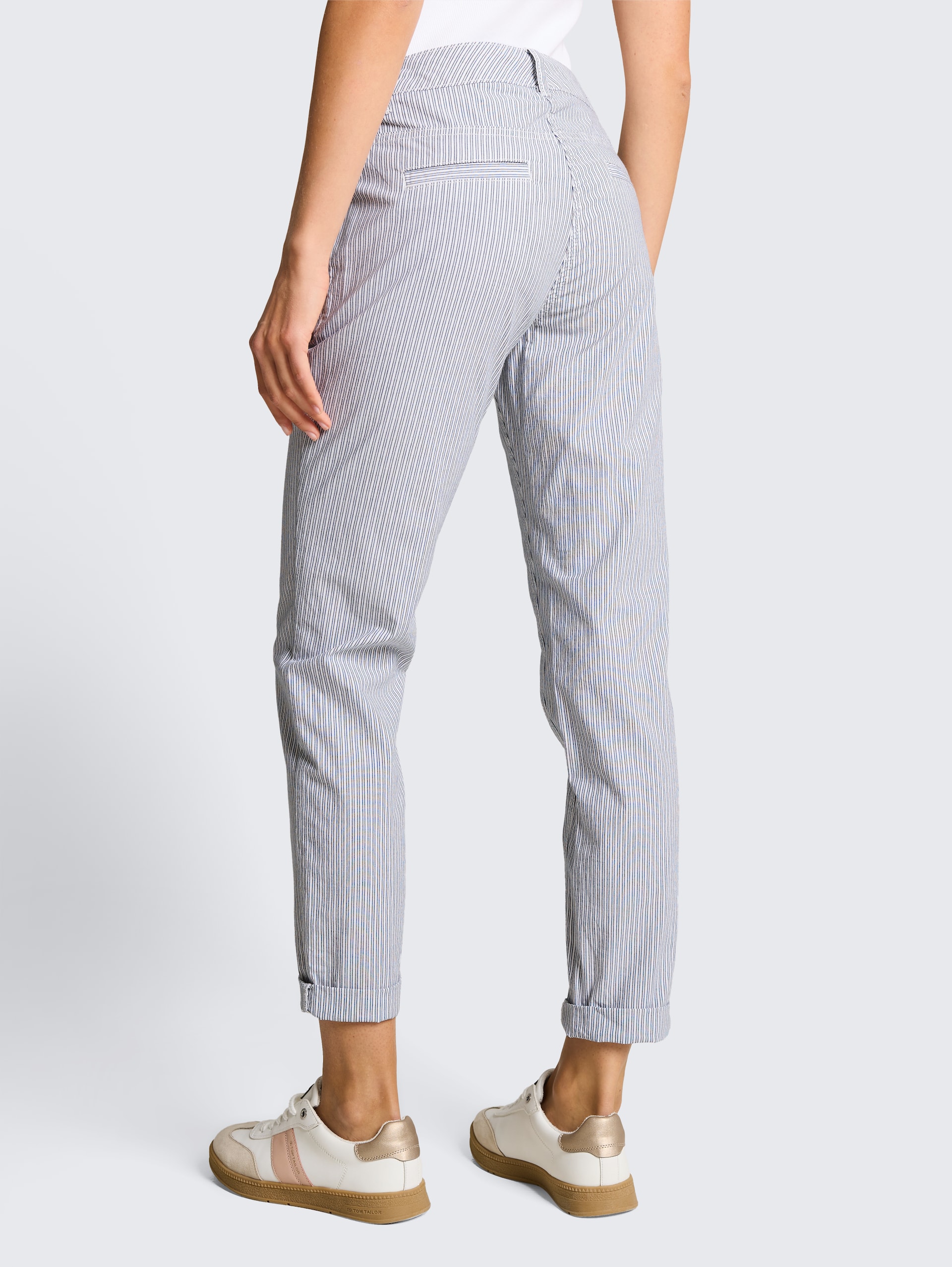Tapered Relaxed Hose mit Streifenmuster - white navy irregular stripe - Auschnitt Model-Rückansicht