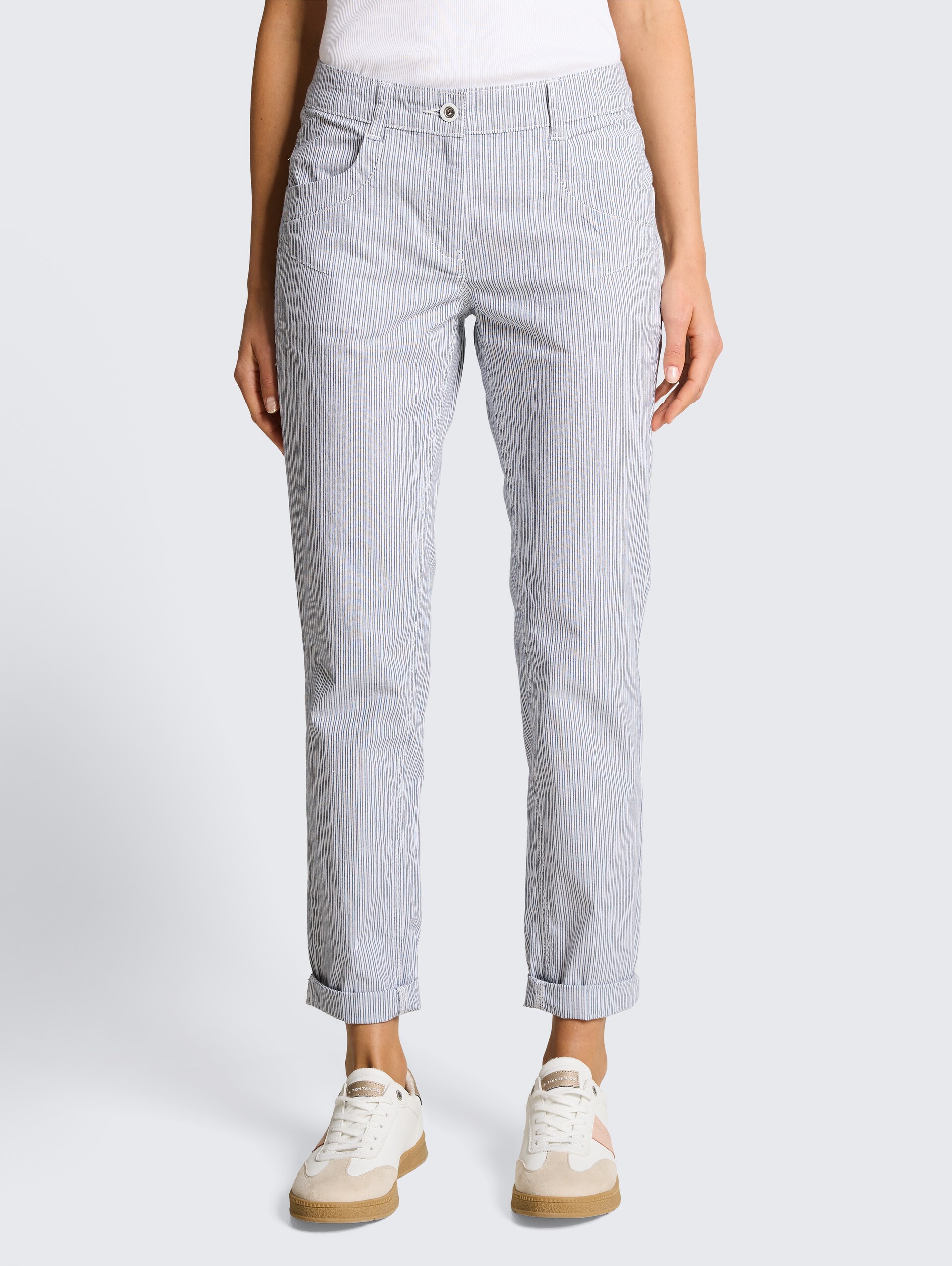 Tapered Relaxed Hose mit Streifenmuster - white navy irregular stripe - Ausschnitt Model-Vorderansicht