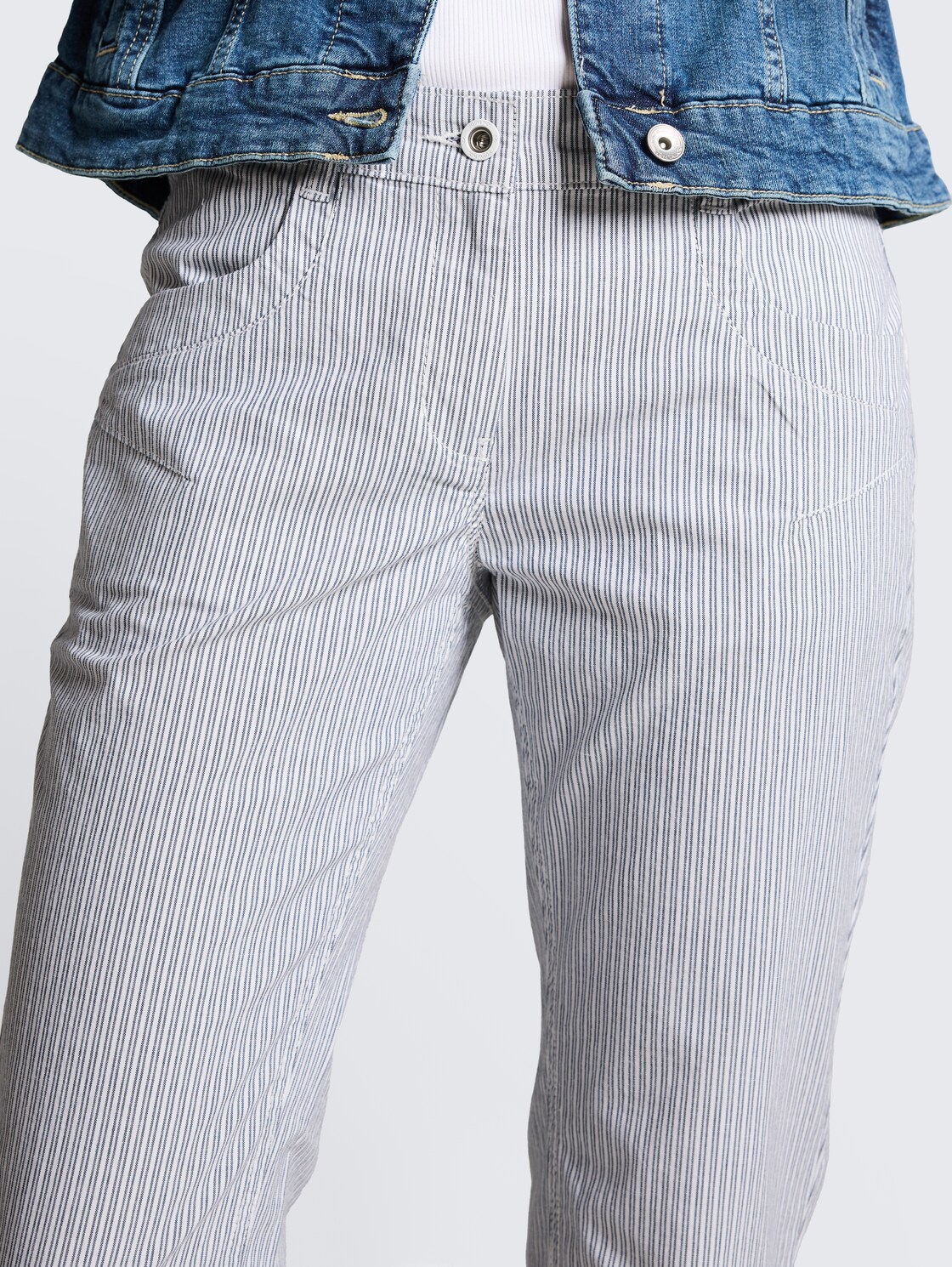 Tapered Relaxed Hose mit Streifenmuster - white navy irregular stripe - Detail-Model-Ansicht