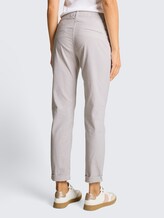 Tapered relaxed broek met streepmotief - white taupe irregular stripe - Neklijn model-achteraanzicht