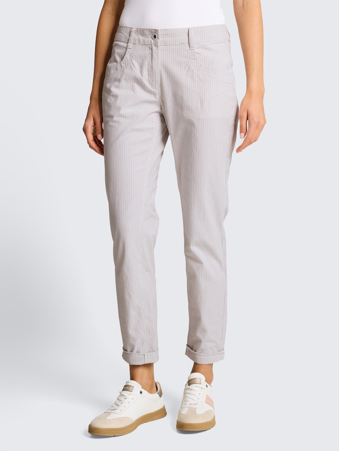 Tapered Relaxed Hose mit Streifenmuster - white taupe irregular stripe - Ausschnitt Model-Vorderansicht